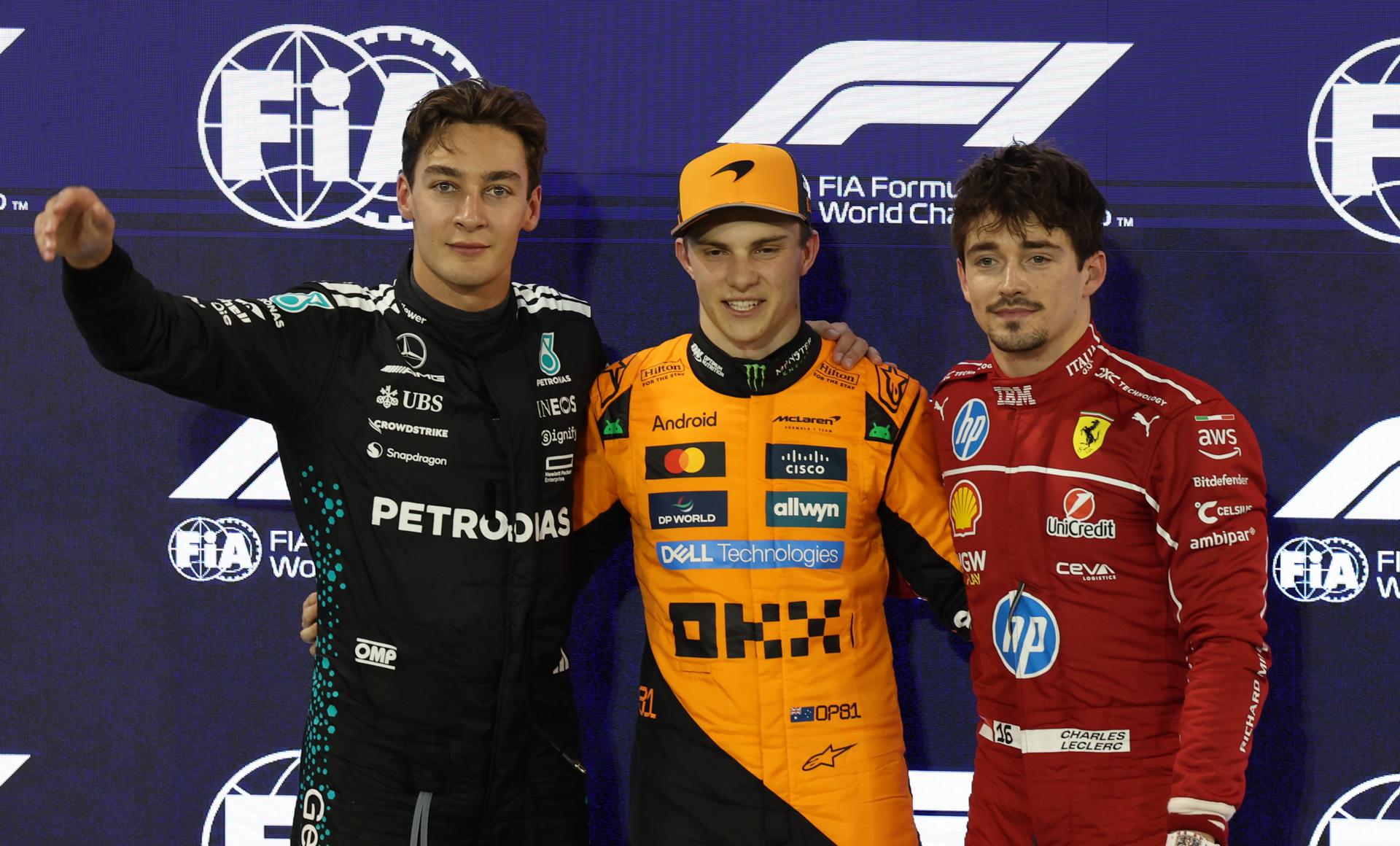 El australiano Oscar Piastri, primero en la clasificación, (C) el británico George Russell, segundo clasificado, y el monegasco de Ferrari Charles Leclerc (d), tercero, en Baréin. EFE/EPA/ALI HAIDER