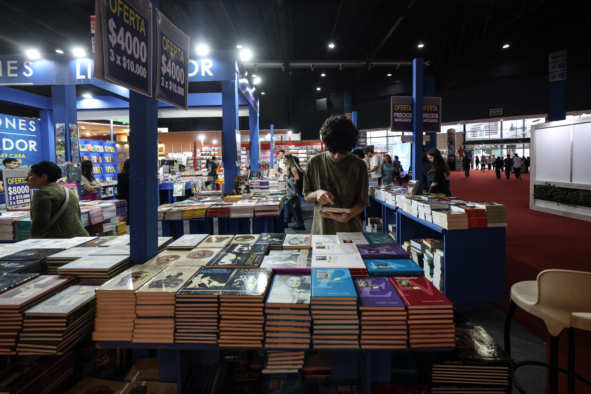 Personas visitan un pabellón durante la inauguración de la 49 Feria Internacional del Libro, este jueves en Buenos Aires (Argentina). EFE/ Juan Ignacio Roncoroni