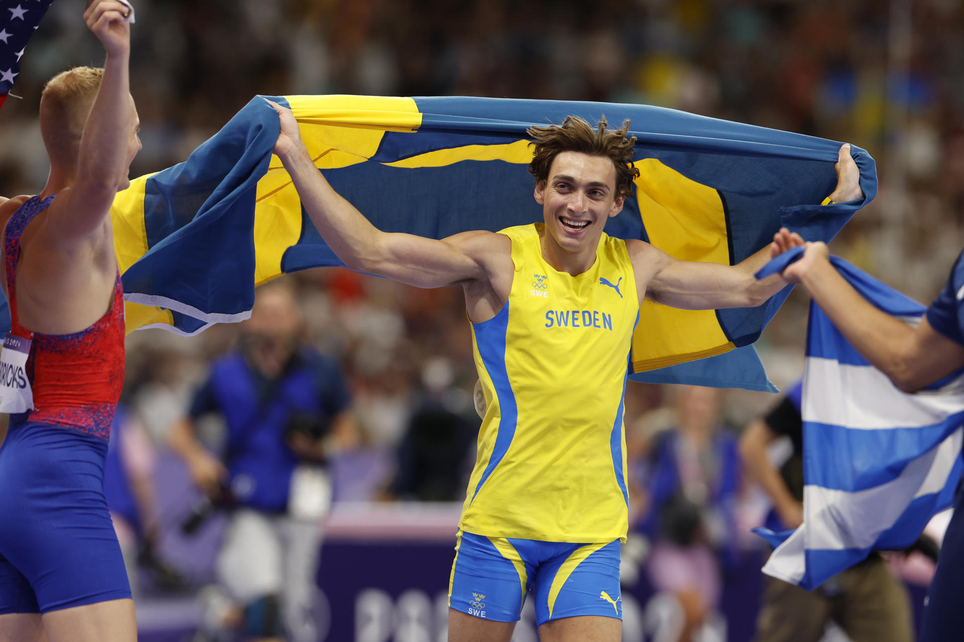 El atleta sueco Armand Duplantis, tras conquistar el oro olímpico del salto con pértiga en París, con récord del mundo incluido. EFE/ Julio Muñoz