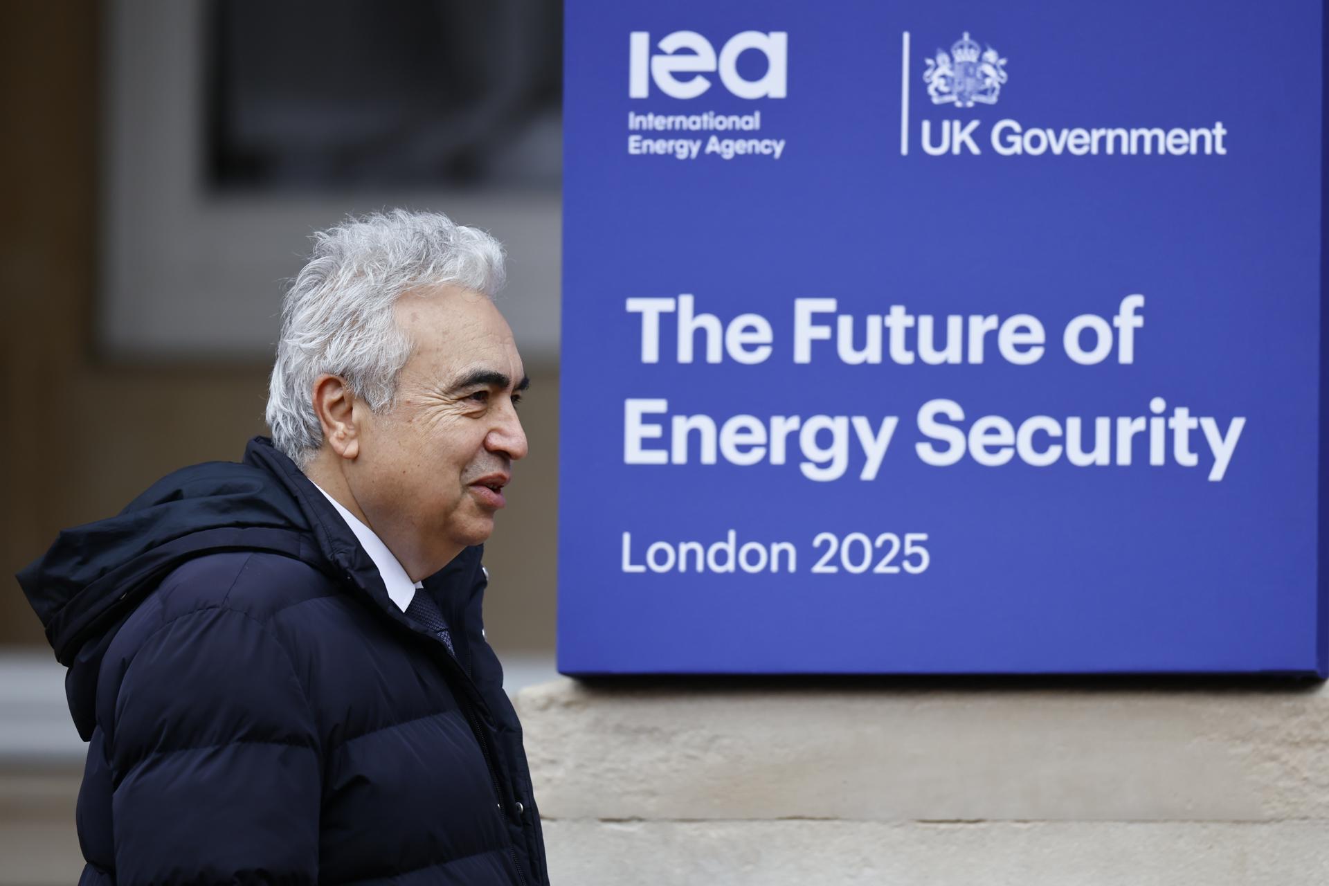 El director ejecutivo de la AIE, Fatih Birol, llega para el primer día de la Cumbre sobre el Futuro de la Seguridad Energética en el palacete de Lancaster House, Londres, el 24 de abril de 2025. EFE/EPA/TOLGA AKMEN / POOL