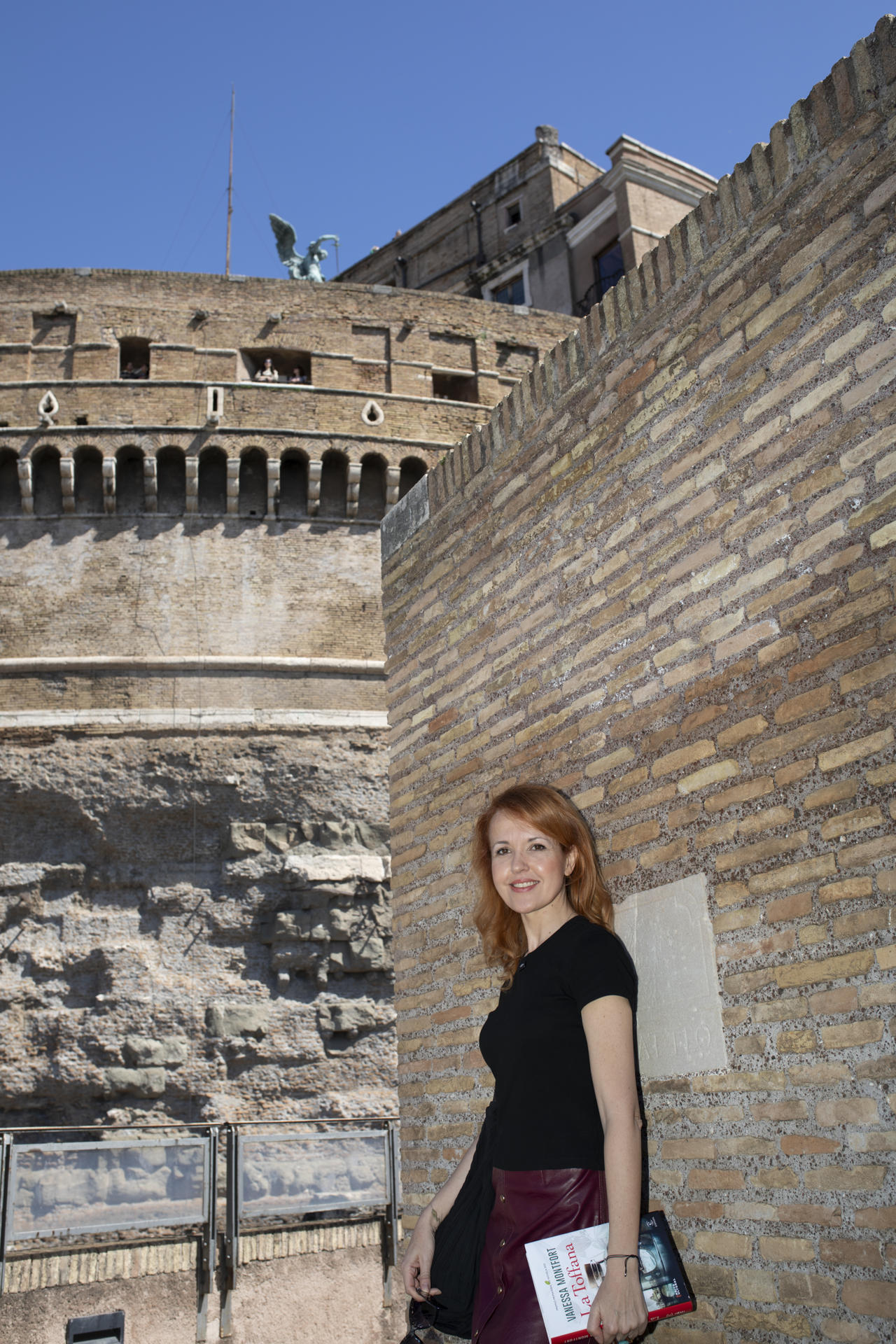 Vanessa Montfort rescata en una novela que ha presentado en los escenarios de la vibrante Roma de los papas en la que vivió y murió ajusticiada la boticaria Giulia Toffana, en imagen facilitada por la editorial Espasa. (Foto: Asis Ayerbe). EFE//SOLO USO EDITORIAL//