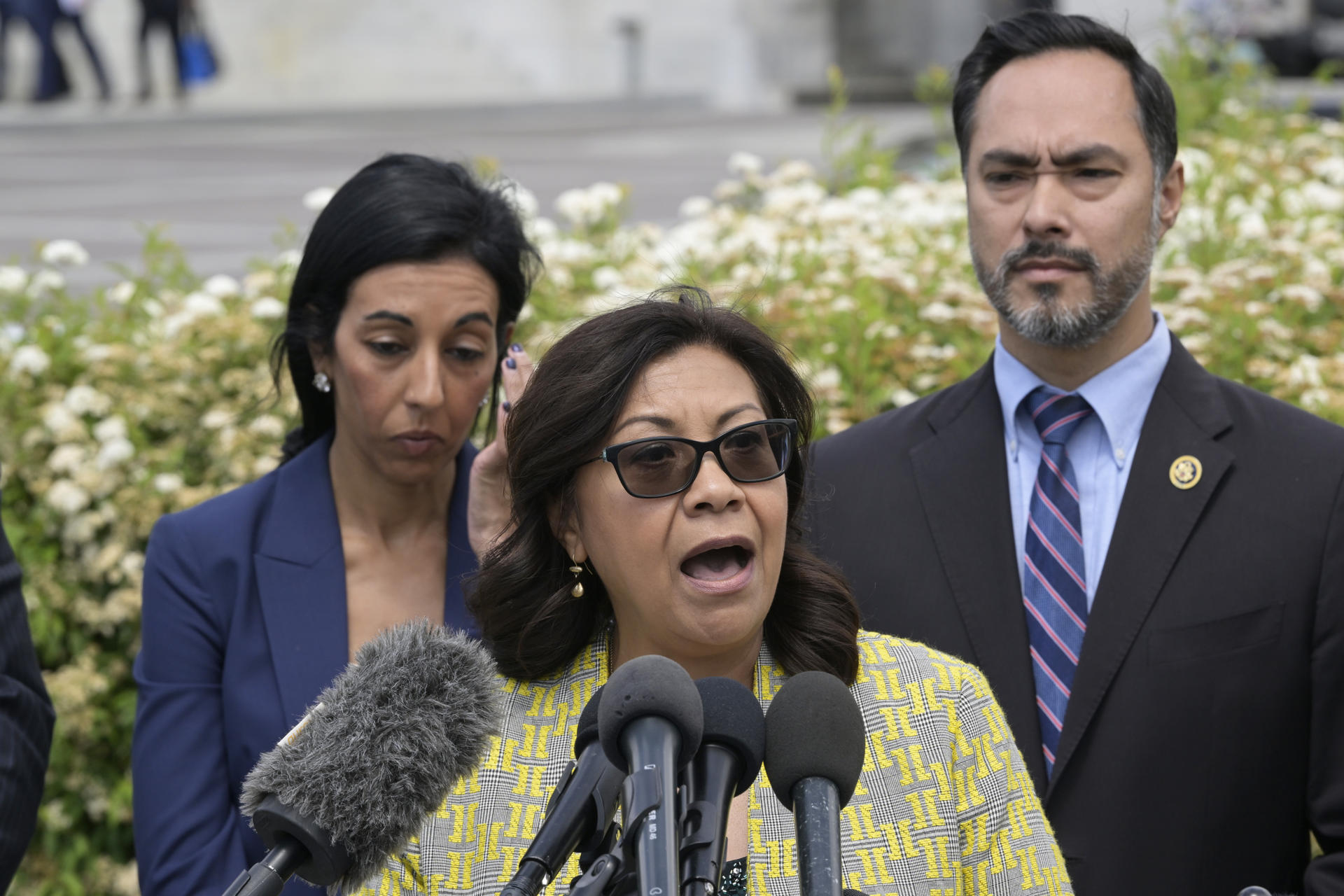 La representante por California del Caucus Hispano del Congreso (CHC), Norma Torres (c), junto al representante del Caucus Hispano del Congreso por Texas, Joaquín Castro (d) y la directora legal de la Unión Estadounidense por las Libertades Civiles (ACLU), Nora Ahmed, habla durante una rueda de prensa este 30 de abril de 2025, frente al Congreso en Washington (Estados Unidos). EFE/ Lenin Nolly