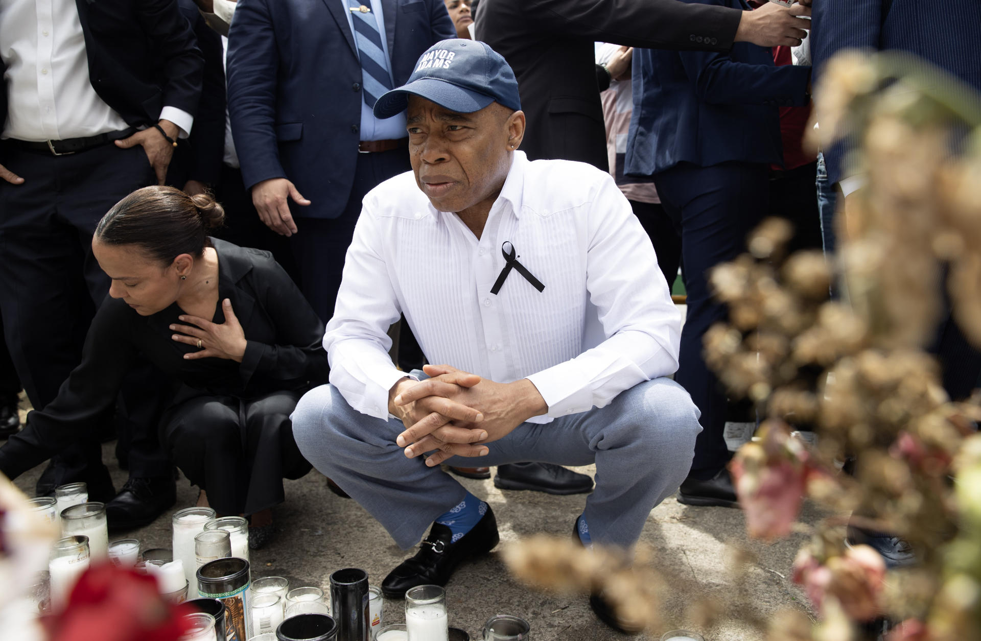 El alcalde de Nueva York, Eric Adams, observa este lunes en Santo Domingo (República Dominicana) un homenaje a las víctimas del accidente en la discoteca Jet Set cuyo techo se desplomó. EFE/ Orlando Barría