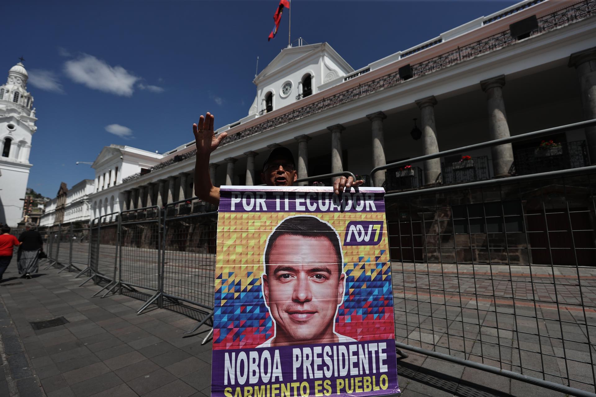 Un simpatizante del presidente de Ecuador, Daniel Noboa, celebra los resultados de las elecciones presidenciales este lunes, en los exteriores del Palacio de Gobierno, en Quito (Ecuador). EFE/ José Jácome
