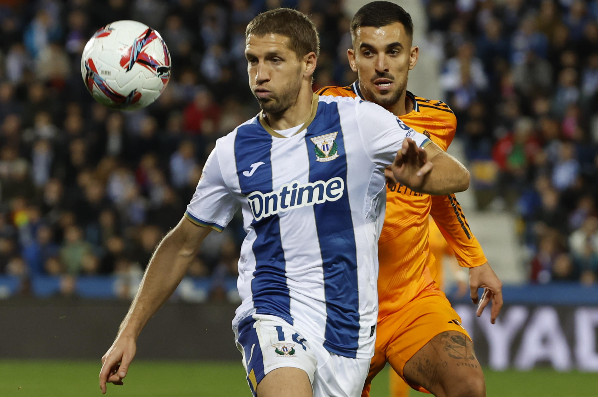 Foto de archivo del centrocampista serbio del Leganés, Darko Brasanac (i) que consideró, en una entrevista con EFE, que el equipo madrileño tiene calidad y humildad para hacer posible la salvación. EFE / J.J. Guillen.