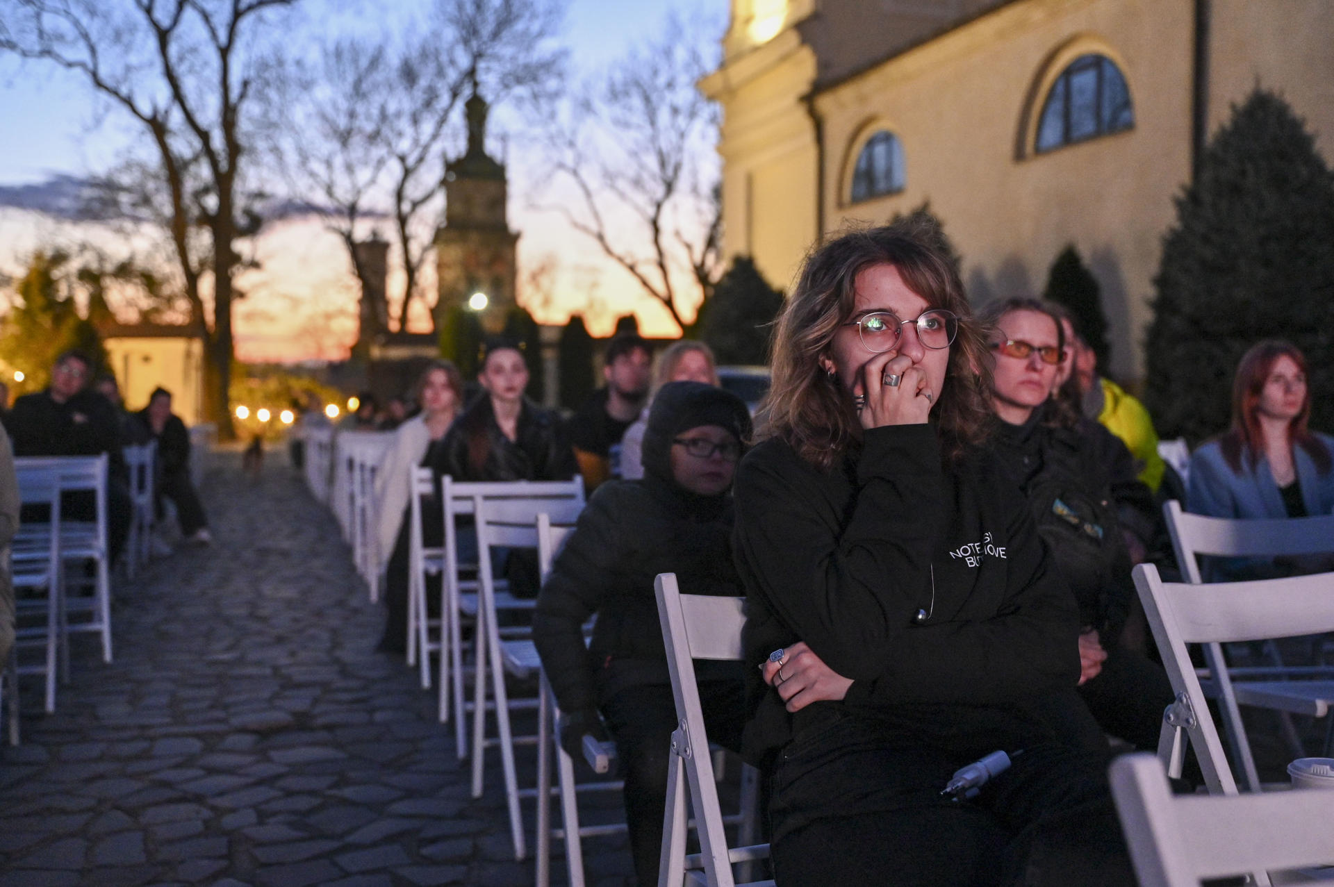 En la histórica Iglesia de la Guarnición de Leópolis (Ucrania), doce artistas ucranianos acompañados por una orquesta sinfónica ofrecen un concierto que mezcla música, luz y tradición para honrar a los caídos en la guerra contra Rusia, en un reflejo de la nueva cultura del recuerdo que se está forjando en Ucrania para celebrar el legado de las víctimas en vez de dar protagonismo únicamente al dolor. EFE/ Rostyslav Averchuk