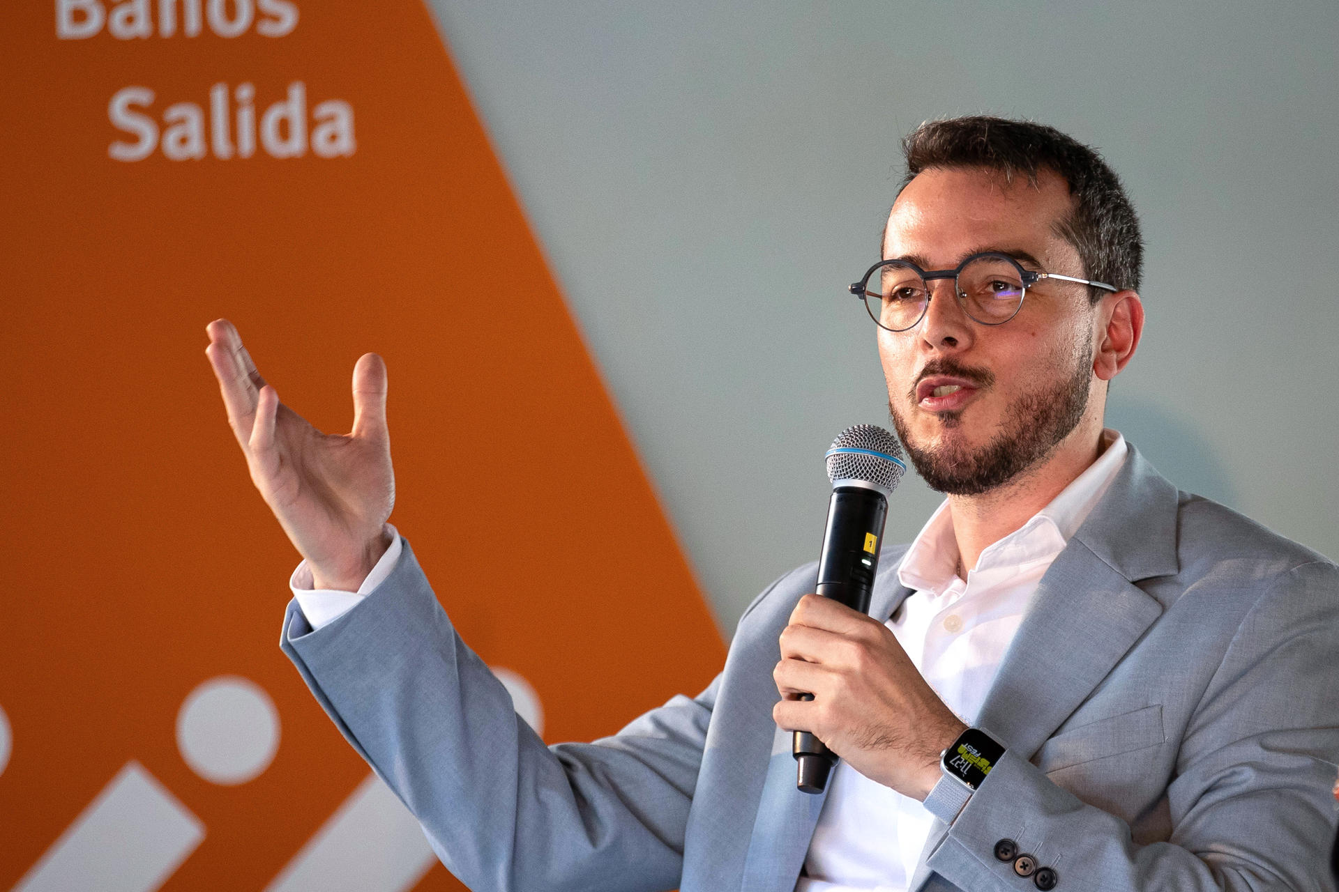 El director de la Orquesta Sinfónica Simón Bolívar, Andrés David Ascanio, habla durante una rueda de prensa este jueves, en Caracas (Venezuela). EFE/ Ronald Peña