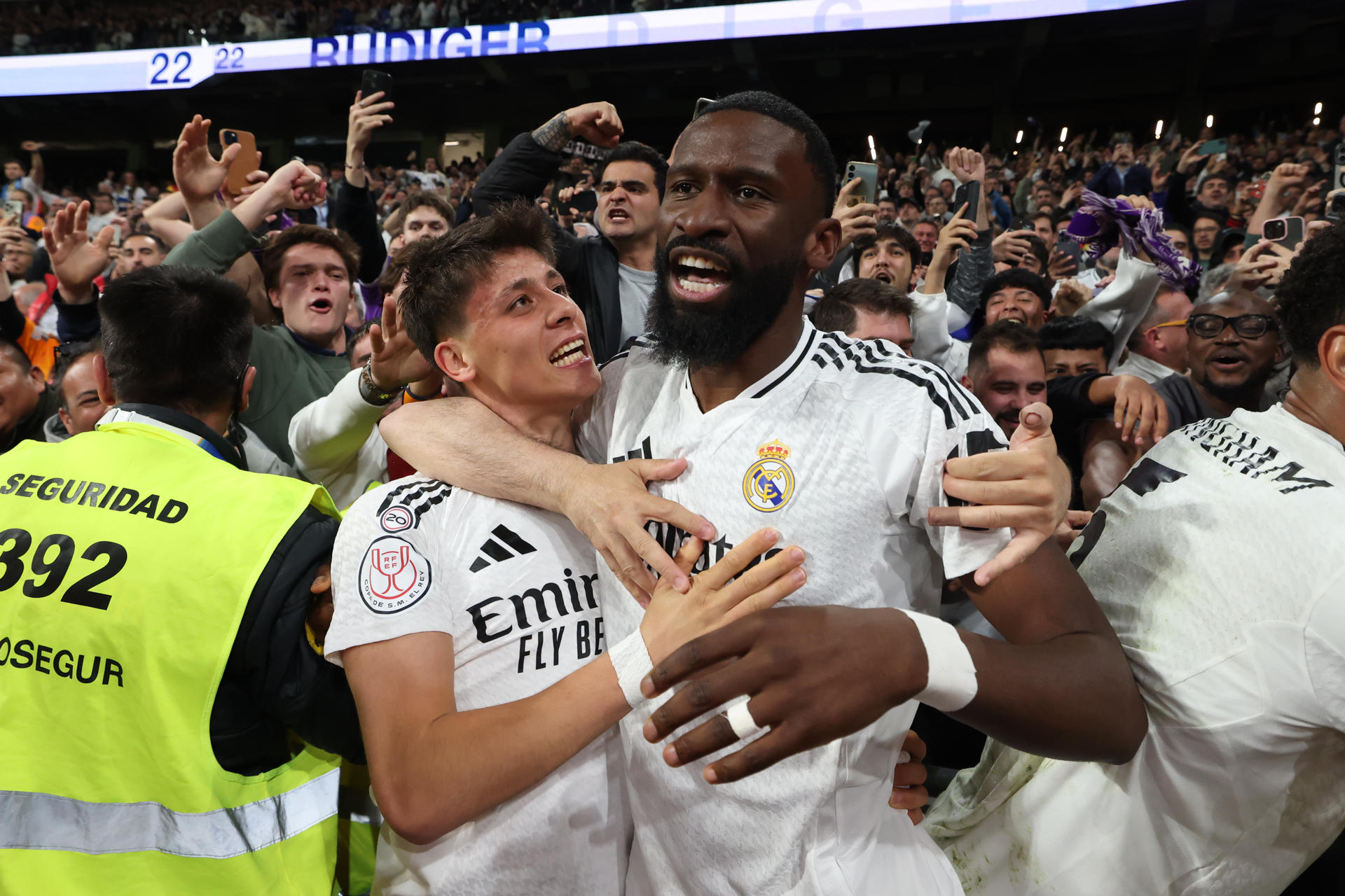 El defensa del Real Madrid Antonio Rudiger (D), celebra con Arda Guler después de marcar el gol decisivo ante la Real Sociedad en las semifinales de la Copa del Rey. EFE/ Juanjo Martin