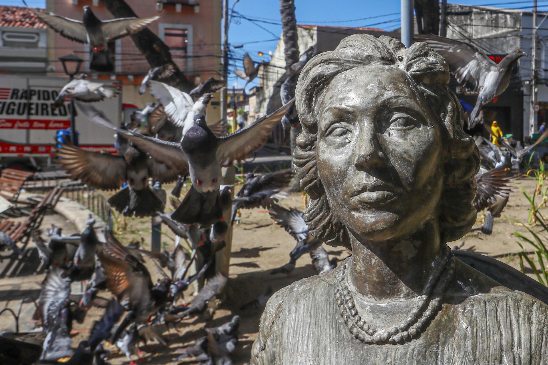 Fotografía de la estatua de la escritora ucraniana-brasileña Clarice Lispector en la plaza Maciel Pinheiro, en el centro de Recife (Brasil). EFE/ Carlos Ezequiel Vannoni