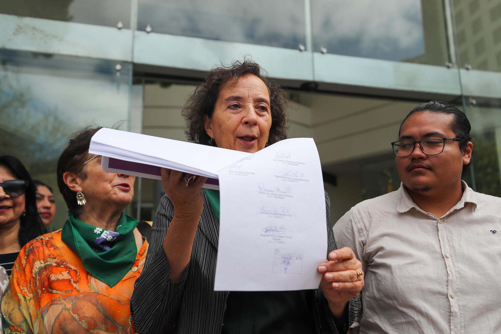 Fotografía de archivo en la que aparece la presidenta de la Coalición Nacional de Mujeres del Ecuador, Miriam Ernst (c), en Quito (Ecuador). EFE/José Jácome