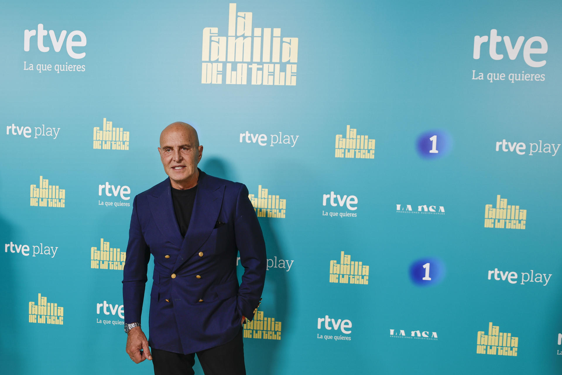 El colaborador televisivo Kiko Matamoros posa en el photocall de "La familia de la tele", este martes en el Teatro Eslava de Madrid. EFE/ Sergio Pérez cesc escolá y marta verona