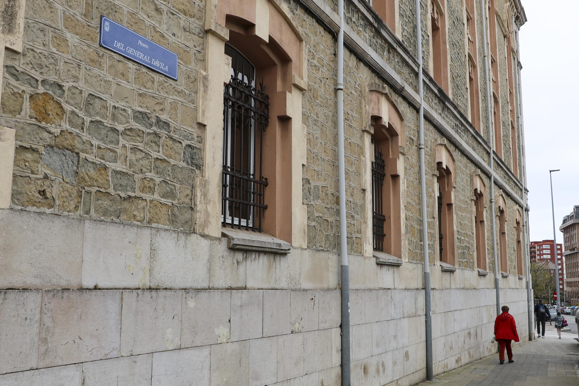 El Ayuntamiento de Santander ha aprobado este jueves el cambio de nombre de 15 calles con denominaciones franquistas con los votos favorables del PP, que tiene mayoría absoluta, el rechazo de Vox y la abstención de PSOE, PRC e IU, que consideran que no se ha escuchado a los ciudadanos. EFE/Celia Agüero Pereda