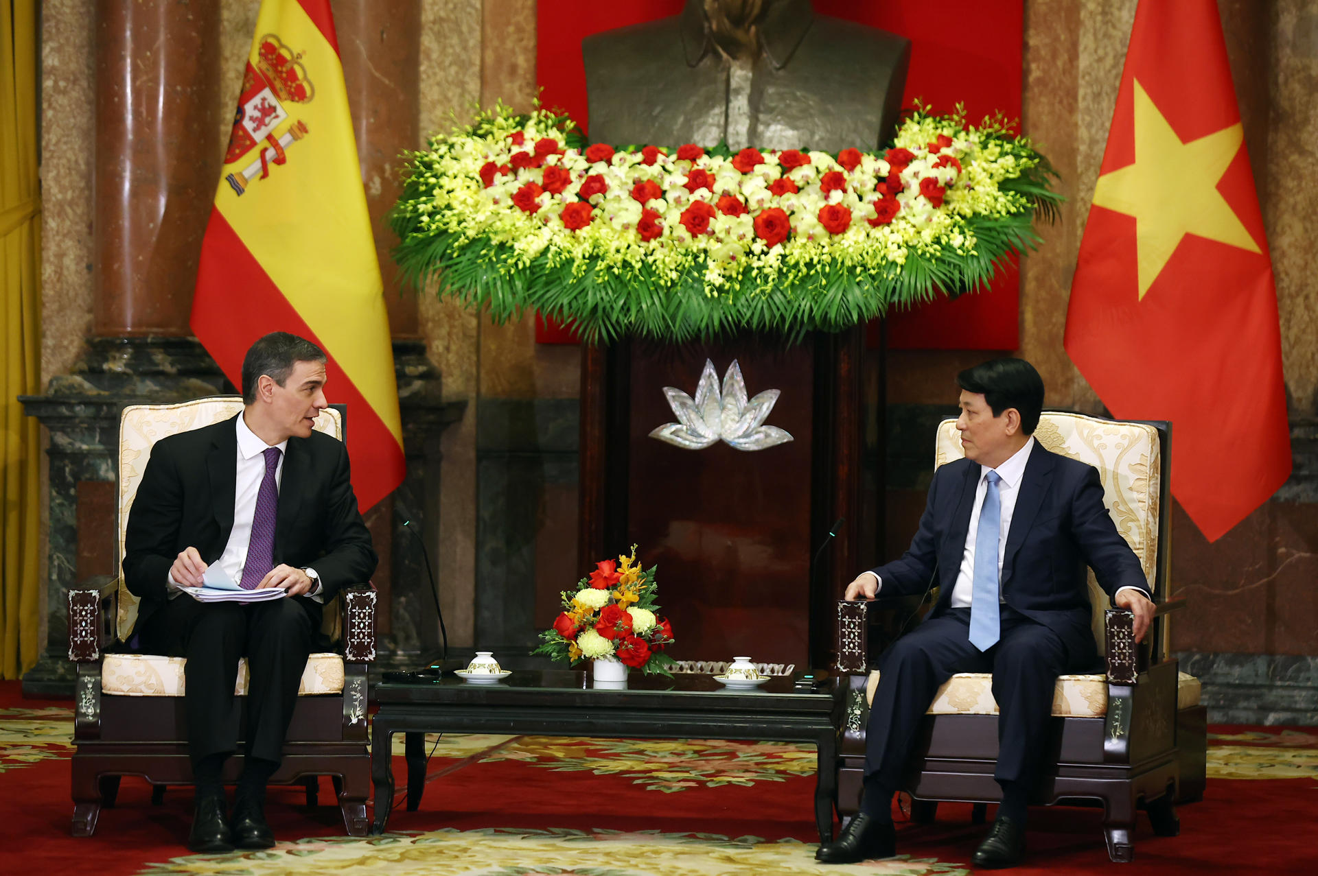 HANÓI (VIETNAM), 09/04/2025.- El presidente del Gobierno español, Pedro Sánchez (i), se reúne con el presidente de la República Socialista de Vietnam, Luong Cuong, en Hanoi, Vietnam, este miércoles. Sánchez y el primer ministro vietnamita, Pham Minh Chinh, presidieron este miércoles la firma de una serie de acuerdos bilaterales para avanzar hacia una relación estratégica integral que ambos prevén sellar próximamente. La firma de acuerdos tuvo lugar en la Oficina del Gobierno vietnamita con motivo de la visita al país asiático del jefe del Ejecutivo español en el marco de una gira que incluye también China en medio de la tensión internacional por los aranceles impuestos por el presidente de Estados Unidos, Donald Trump. EFE/ Fernando Calvo/ Pool Moncloa SOLO USO EDITORIAL/SOLO DISPONIBLE PARA ILUSTRAR LA NOTICIA QUE ACOMPAÑA (CRÉDITO OBLIGATORIO)