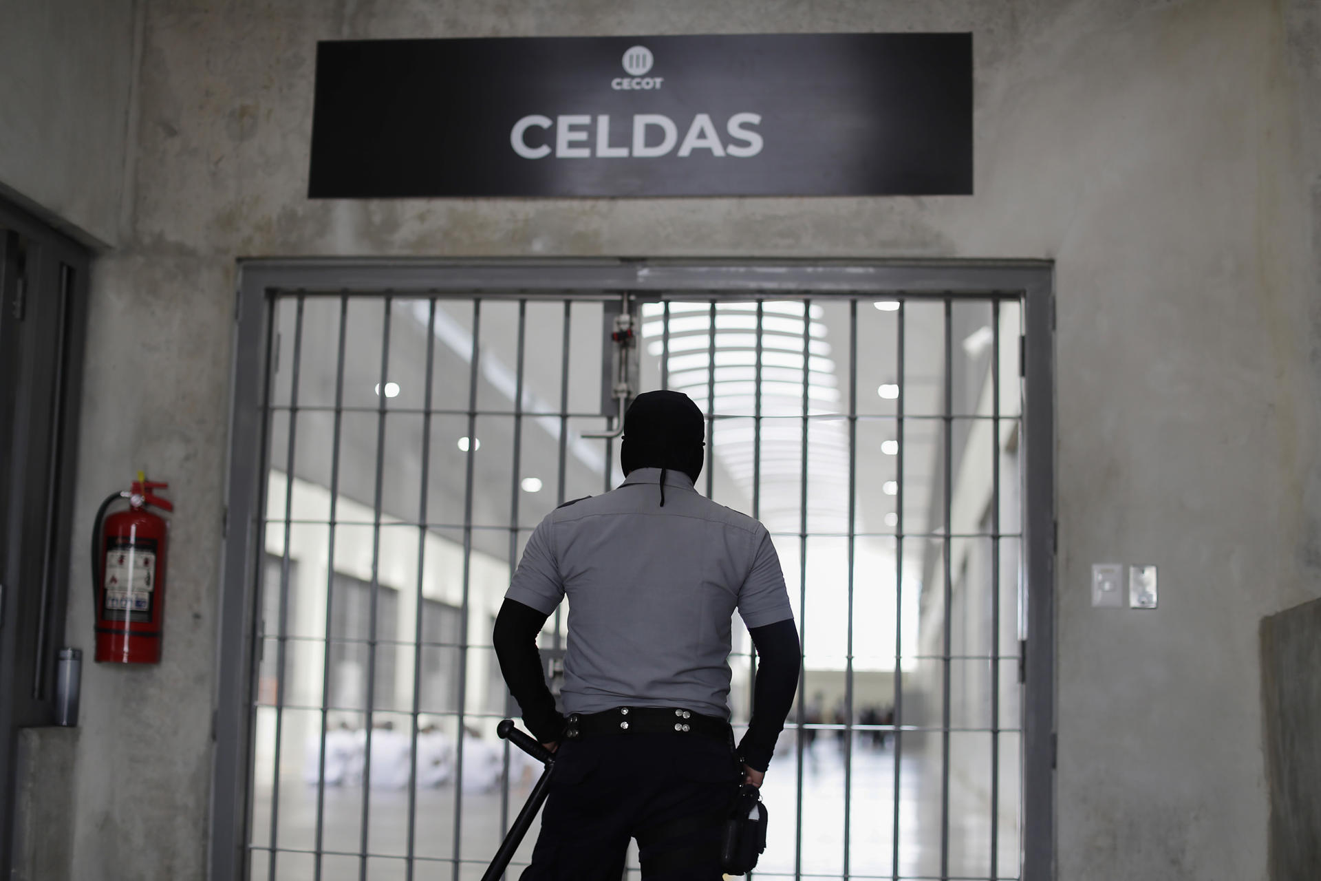 Fotografía de archivo de un guardia en el Centro de Confinamiento para el Terrorismo (Cecot), en Tecoluca (El Salvador). EFE/Rodrigo Sura