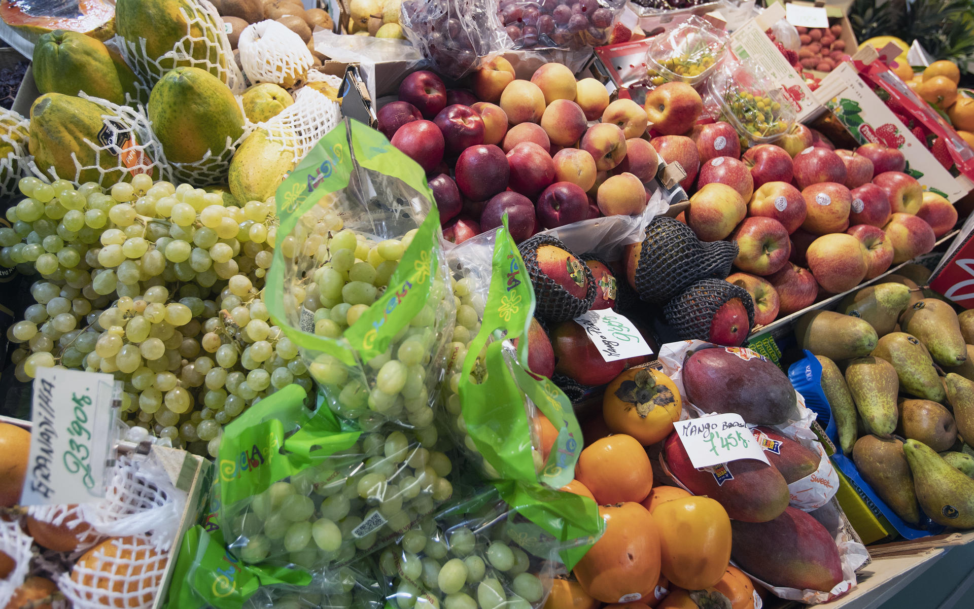 Fotografía de archivo que muestra frutas y verduras a la venta en un puesto de un mercado. EFE / Salvador Sas