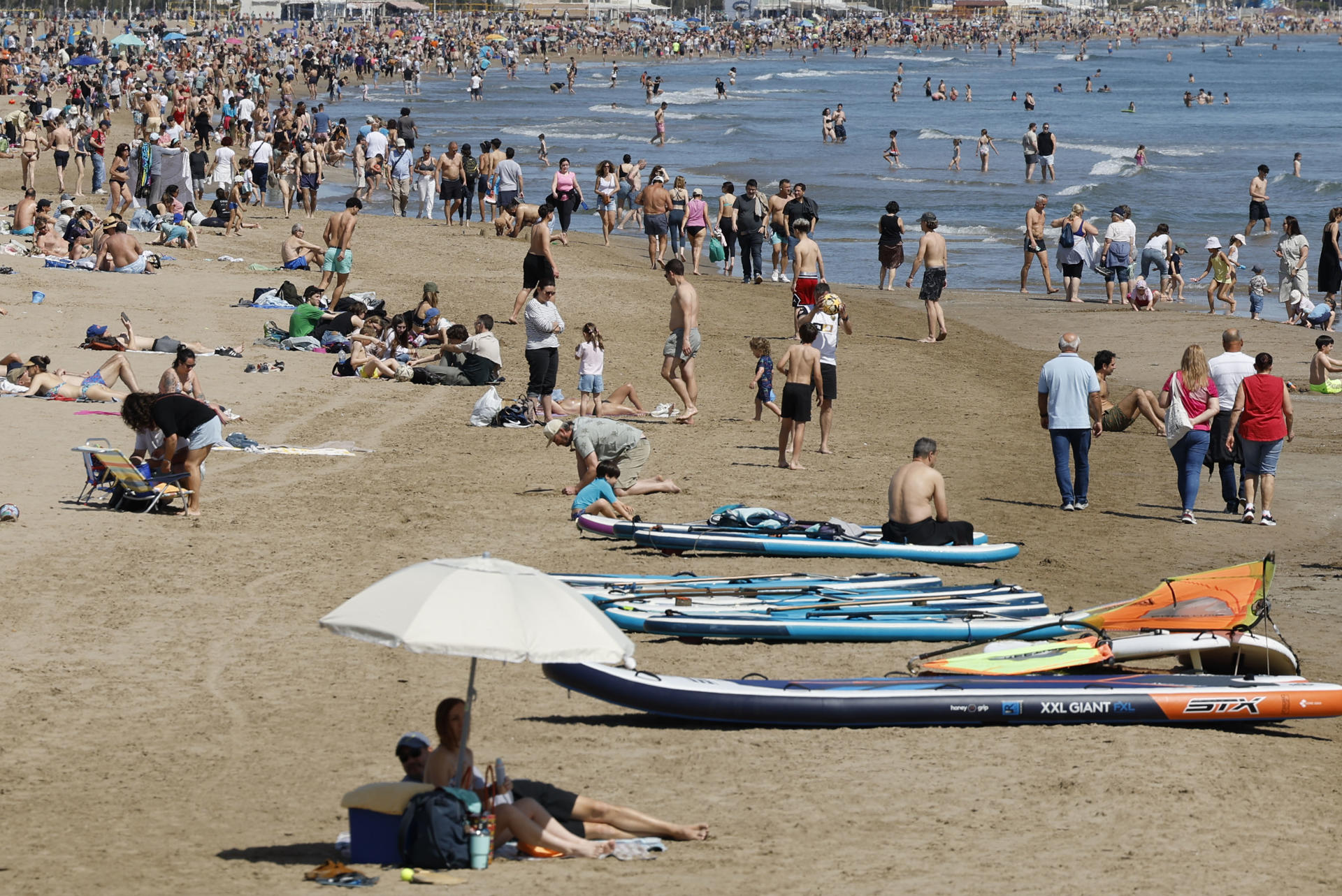 Aspecto de la playa de las Arenas en Valencia este lunes. EFE/ Ana Escobar