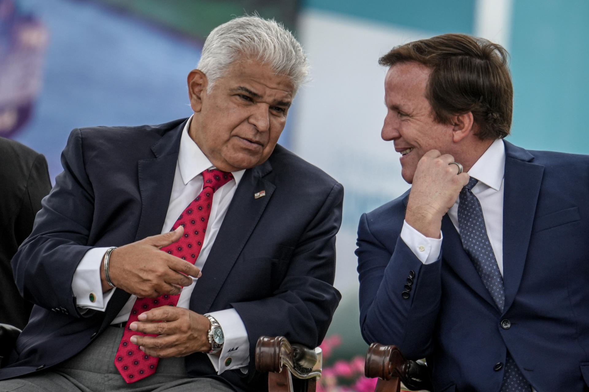 El presidente de Panamá José Raúl Mulino (i) junto al alcalde Francis Allison, participan en un acto este sábado en el distrito de Magadalena del Mar (Perú). EFE/ John Reyes Mejia