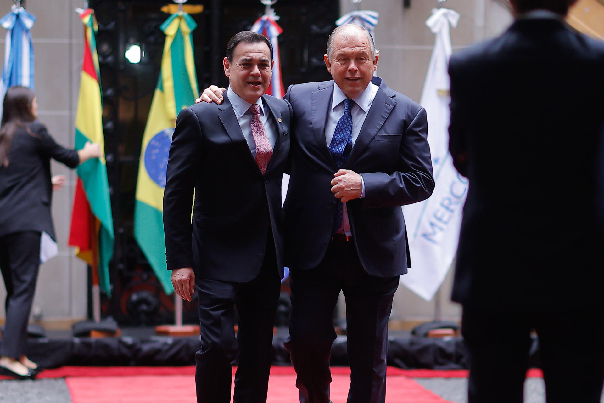 El ministro de Relaciones Exteriores de Paraguay, Rubén Ramírez Lezcano (i), y el ministro de Relaciones Exteriores de Argentina, Gerardo Werthein, asisten a la reunión de Mercosur este viernes, en Buenos Aires (Argentina). EFE/ Juan Ignacio Roncoroni