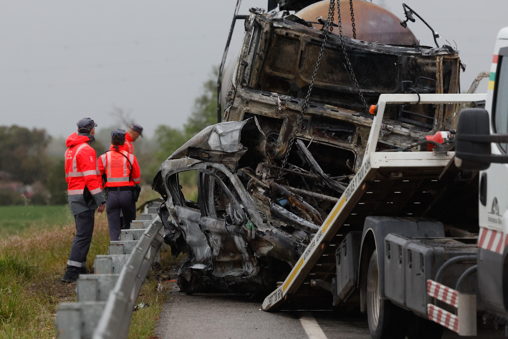 Un camión y un turismo han chocado en la NA-134, en el término municipal de Milagro, a consecuencia de lo cual se ha producido un incendio en el que al menos una persona ha fallecido, informan fuentes de Emergencias. EFE/Villar López