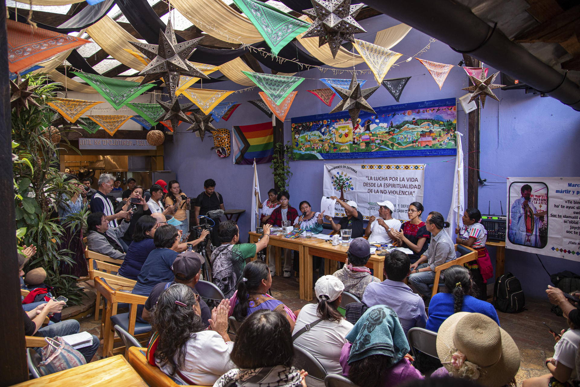 Representantes indígenas de 13 municipios del estado de Chiapas participan en una rueda de prensa en la ciudad de San Cristóbal de Las Casas (México). EFE/ Carlos López