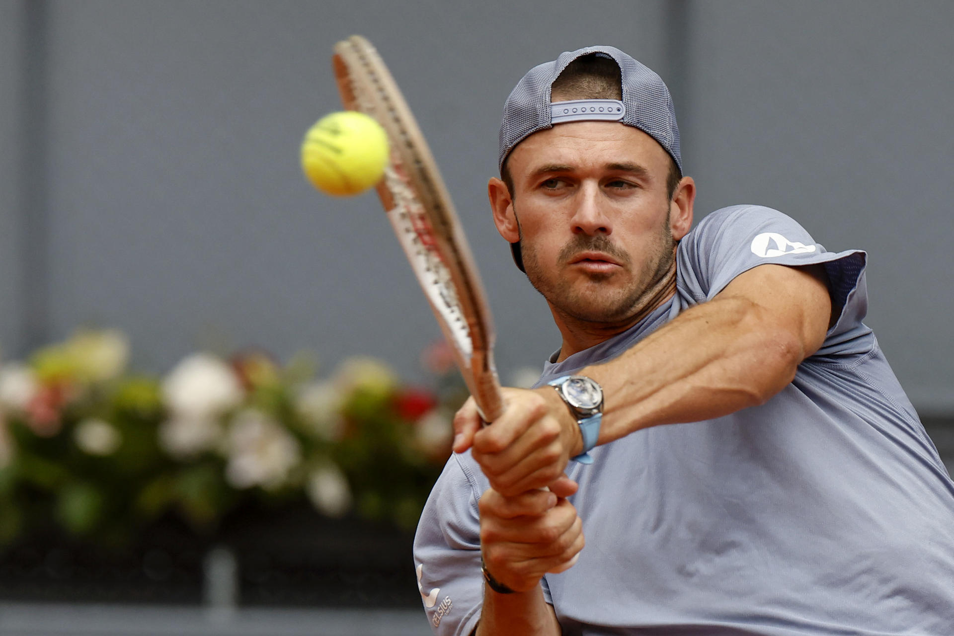 El tenista estadounidense Tommy Paul ante el británico Jack Draper este miércoles, durante el partido de Octavos de Final Individual Masculino del Mutua Madrid Open, en la Caja Mágica de Madrid. EFE/ Chema Moya