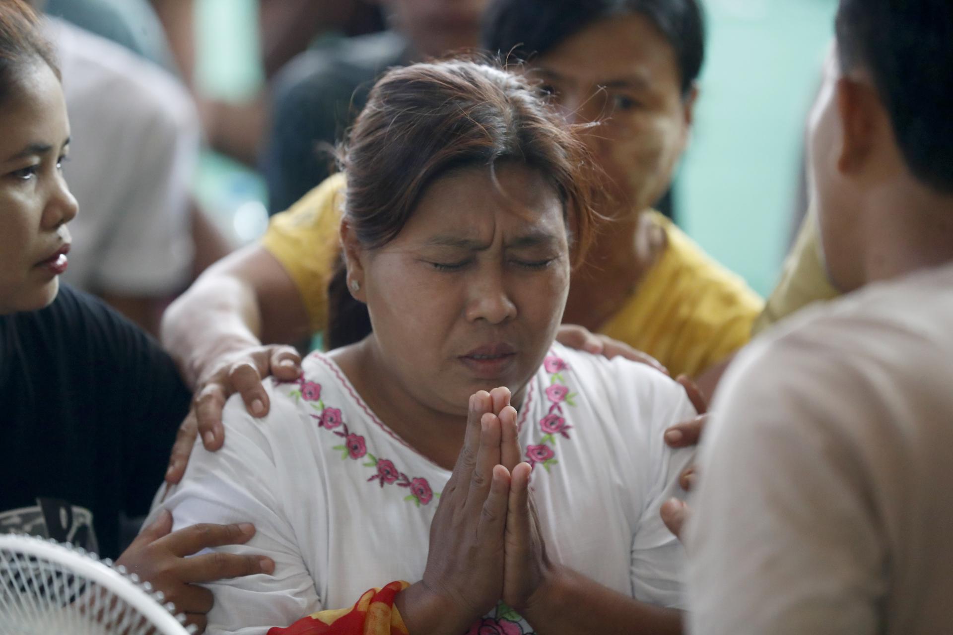 SAGAING (Myanmar), 28/04/2025.- A family member of an earthquake victim reacts and prays during a memorial ceremony marking one month since a deadly earthquake struck Myanmar, in Sagaing, Myanmar, 28 April 2025. A 7.7-magnitude earthquake struck the country on 28 March, severely impacting six regions and states, resulting in over 3,600 deaths, thousands injured, and 145 still missing, according to the Myanmar government. (Terremoto/sismo, Birmania) EFE/EPA/NYEIN CHAN NAING