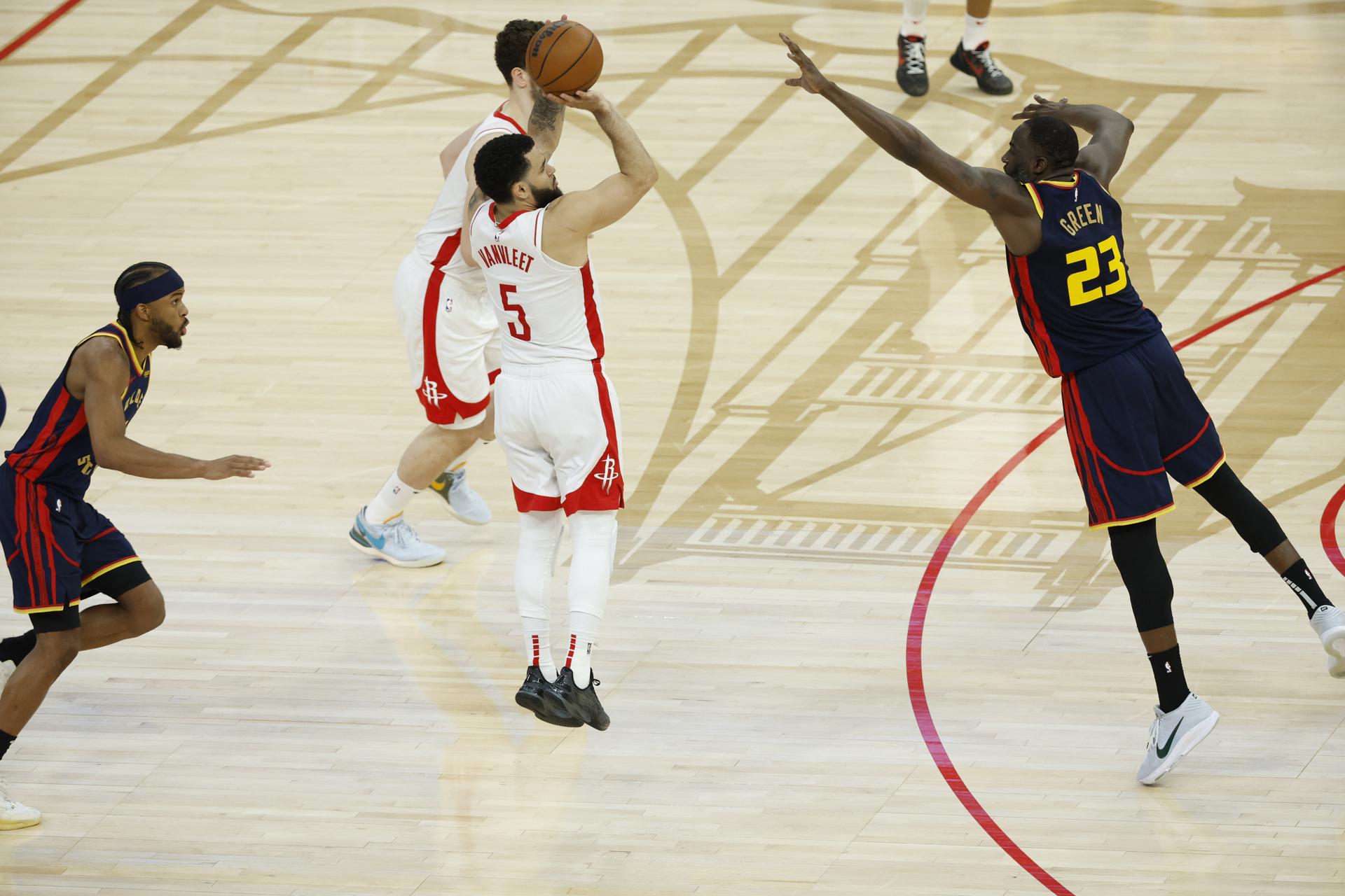 El escolta de los Houston Rockets Fred VanVleet (C) lanza un tiro de tres puntos sobre el ala-pívot de los Golden State Warriors, Draymond Green (D). EFE/EPA/JOHN G. MABANGLO SHUTTERSTOCK FUERA