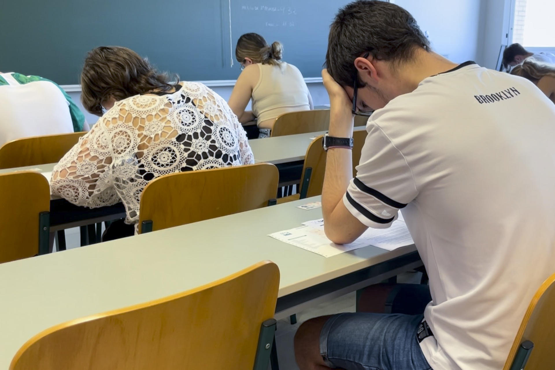 Imagen de archivo de varios estudiantes durante un examen en una universidad. EFE/ Pablo Ayerbe
