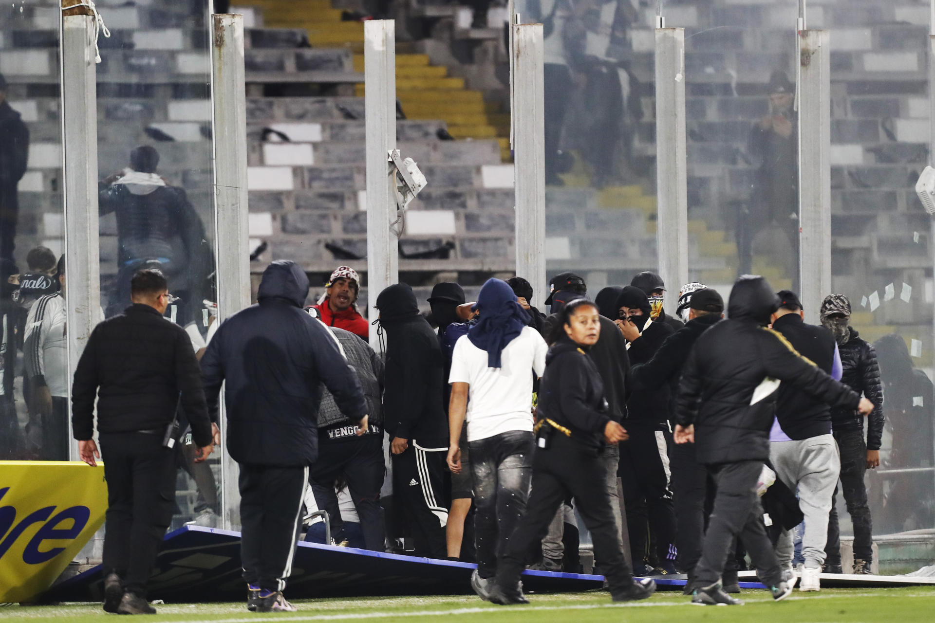 Aficionados de Colo Colo ingresan al campo en un partido de la fase de grupos de la Copa Libertadores. EFE/ Osvaldo Villarroel
