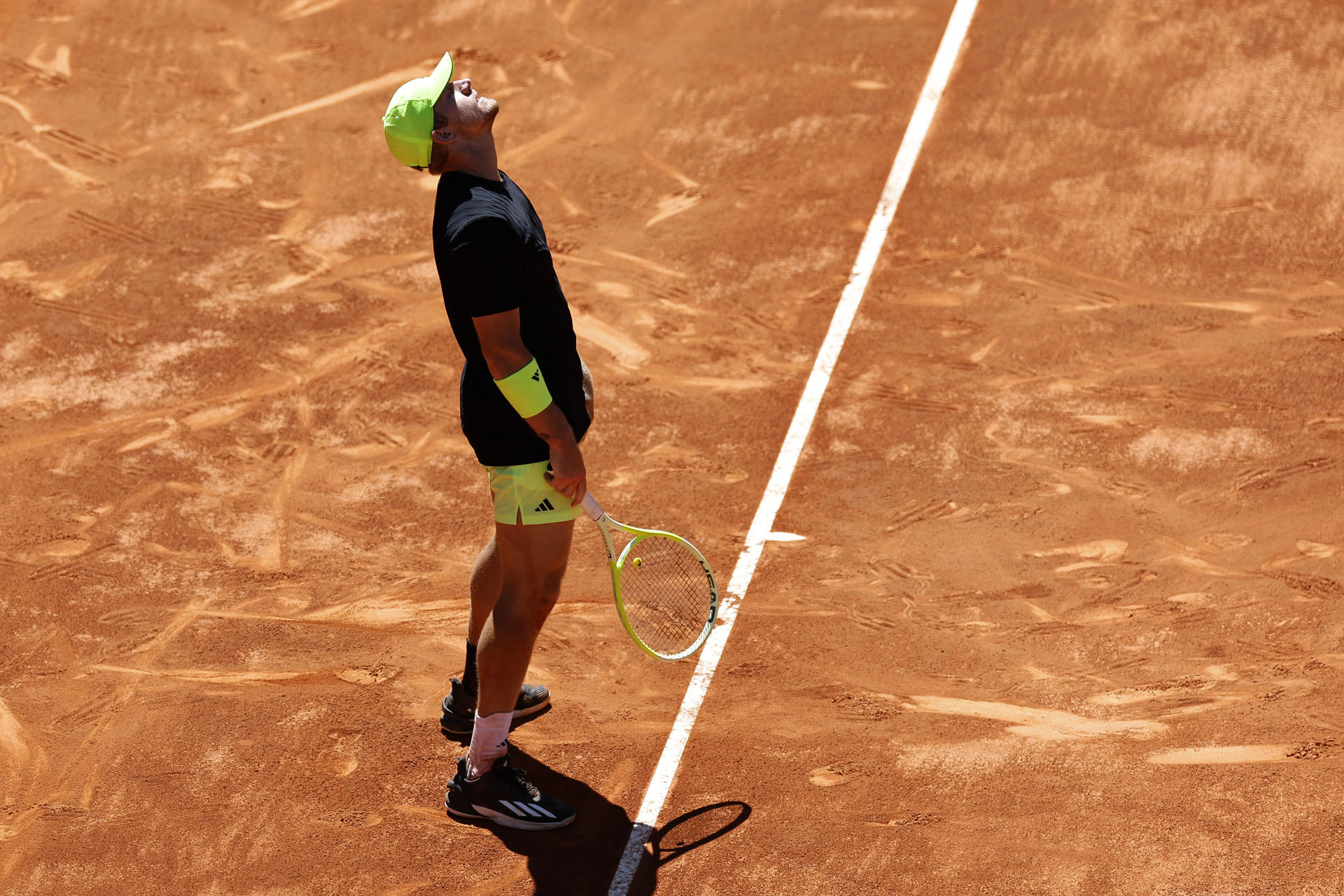 El tenista español Alejandro Davidovich tras caer ante el alemán Alexander Zverev en el partido del Masters 1000 de tenis que se disputa este domingo en la Caja Mágica, en Madrid. EFE/Chema Moya