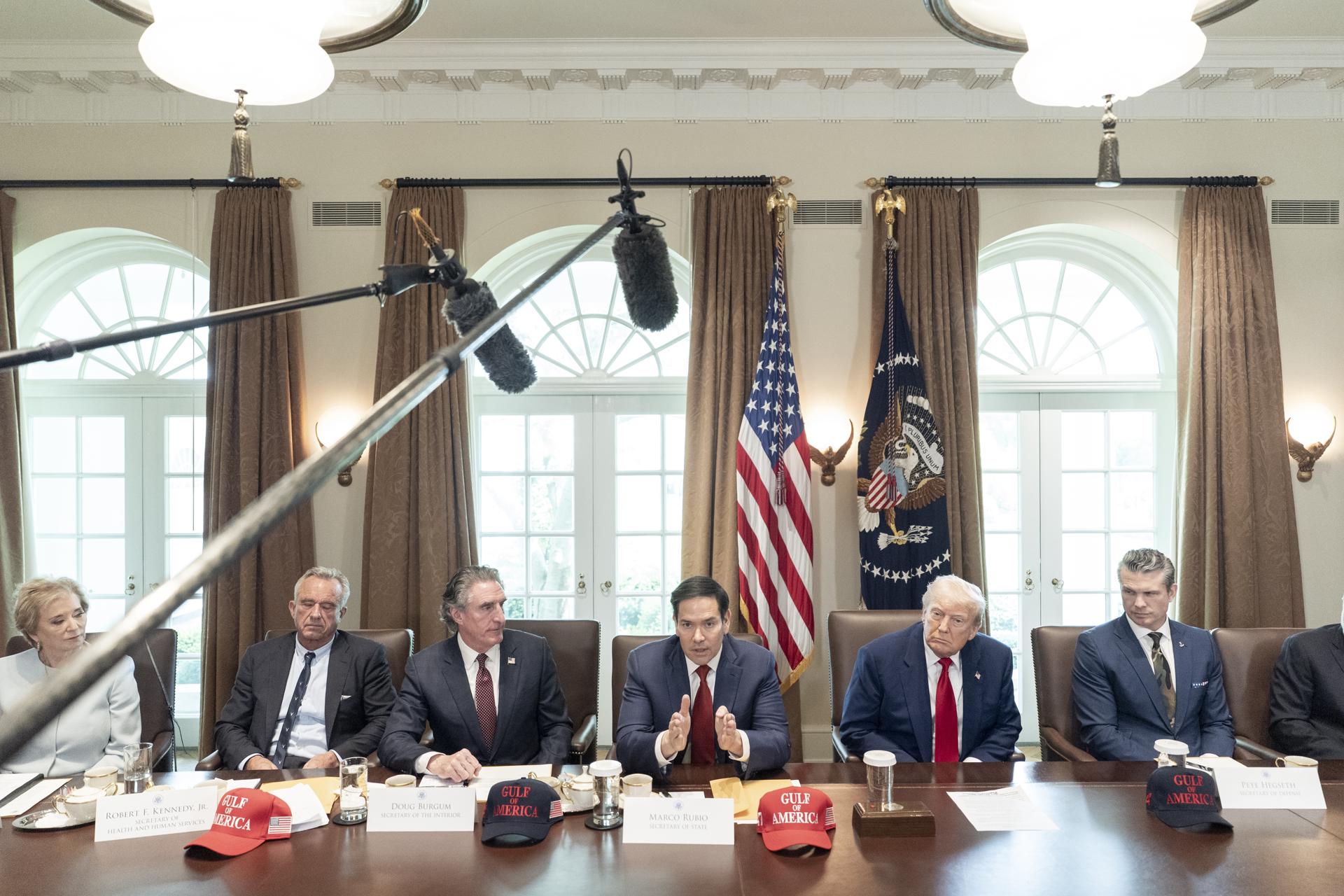 El secretario de Estado de Estados Unidos, Marco Rubio (3-R), habla mientras el presidente de Estados Unidos, Donald Trump (2-R), observa durante una reunión del gabinete en la Sala del Gabinete de la Casa Blanca en Washington, DC, EE.UU., el 30 de abril de 2025. EFE/EPA/KEN CEDENO / POOL