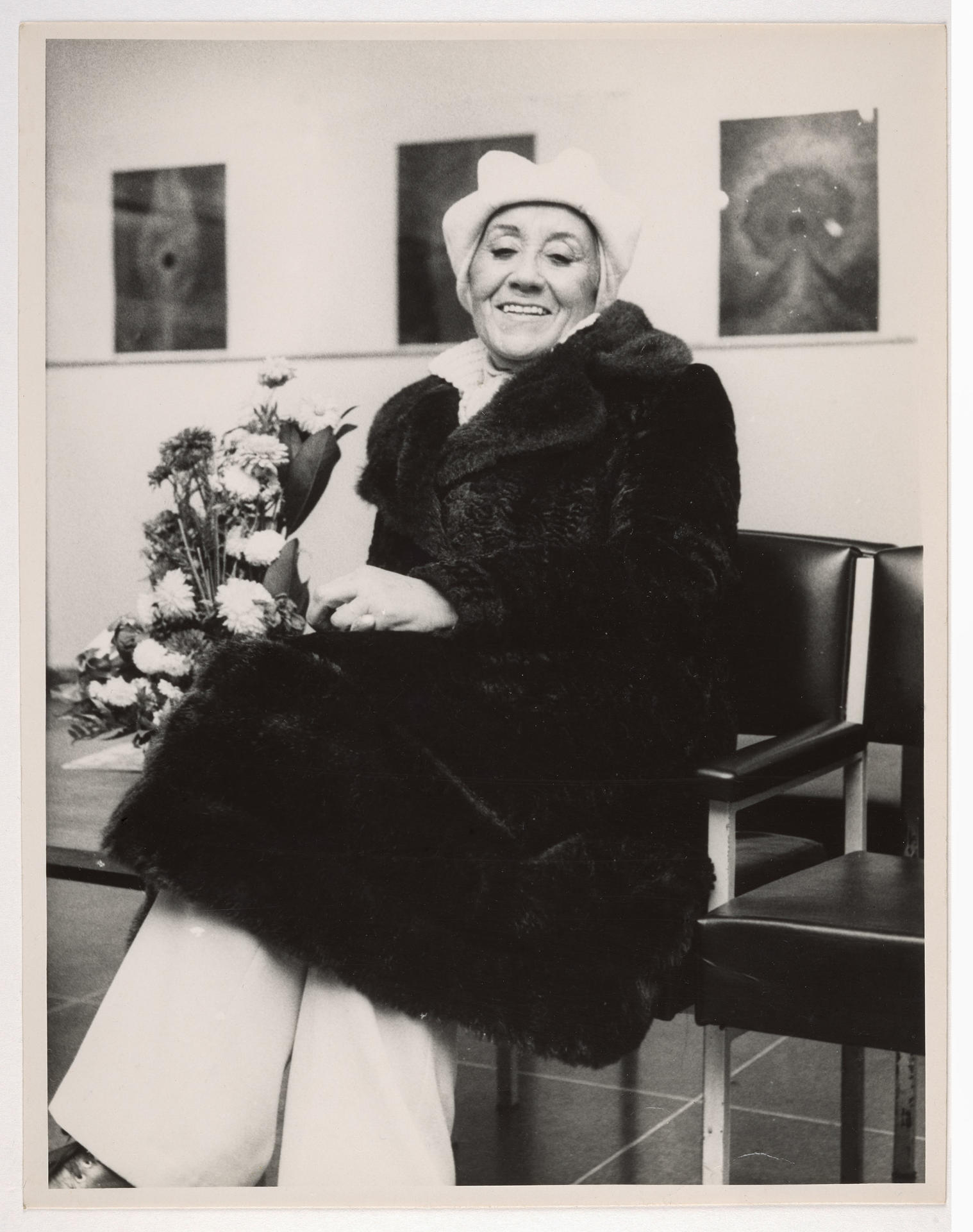 Fotografía de la pintora uruguaya Magalí Herrera. El 'museo gugging' de Austria inaugura este miércoles una retrospectiva de la obra de la pintora uruguaya Magalí Herrera (1914-1992), así como su intensa y recientemente descubierta correspondencia con el artista francés Jean Dubuffet (1901-1985). 'Herrera & Dubuffet.! Un destello de luz en este mundo', es el título de la exposición que presenta 82 de las 104 pinturas de Herrera que posee la 'Collection de l'Art Brut' de Lausana (Suiza). EFE/ Museo Gugging SOLO USO EDITORIAL SOLO DISPONIBLE PARA ILUSTRAR LA NOTICIA QUE ACOMPAÑA (CRÉDITO OBLIGATORIO)
