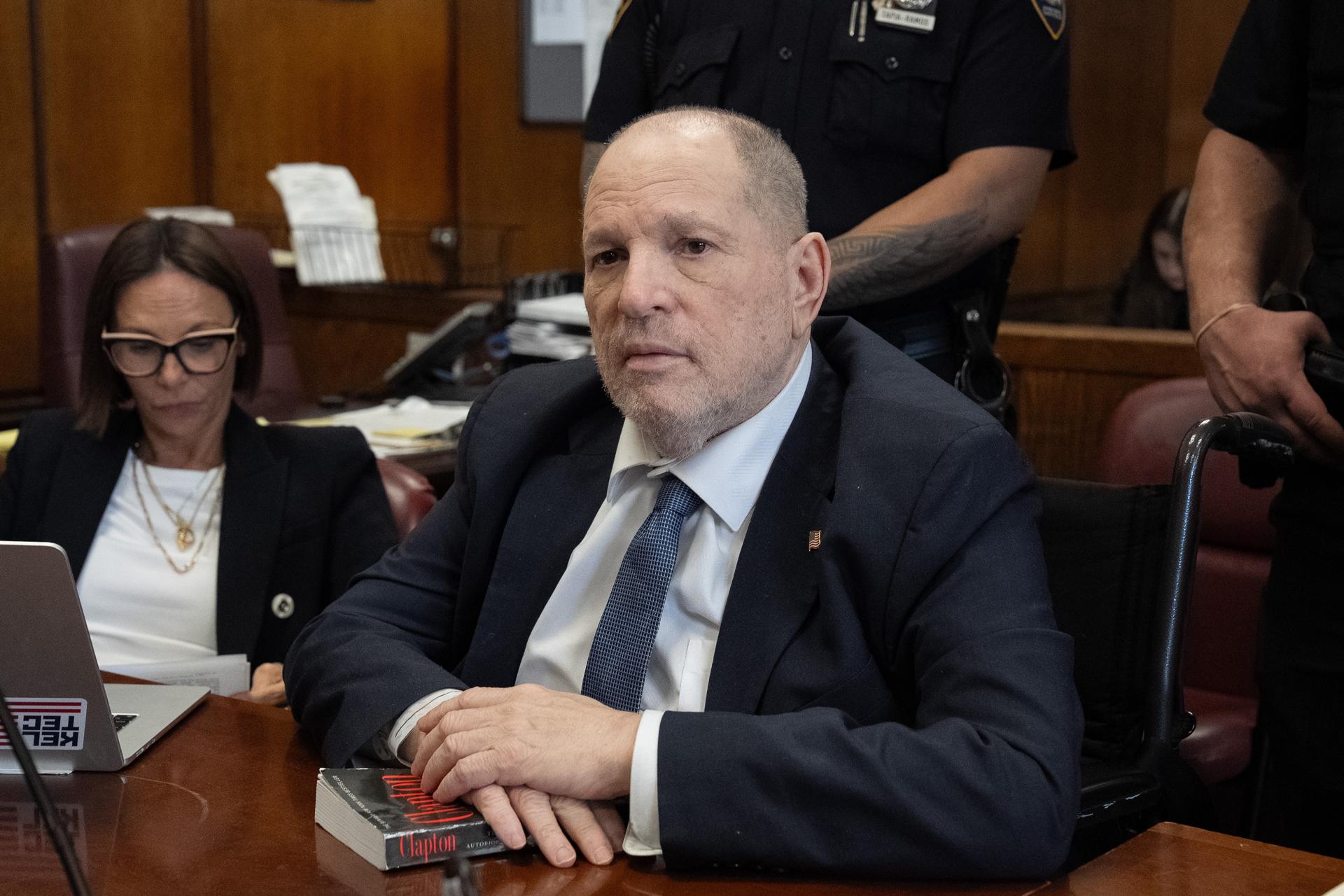 El exproductor de cine Harvey Weinstein comparece ante el Tribunal Penal de Manhattan para su nuevo juicio en Nueva York, EE. UU., el 22 de abril de 2025. EFE/DAVID DEE DELGADO / POOL