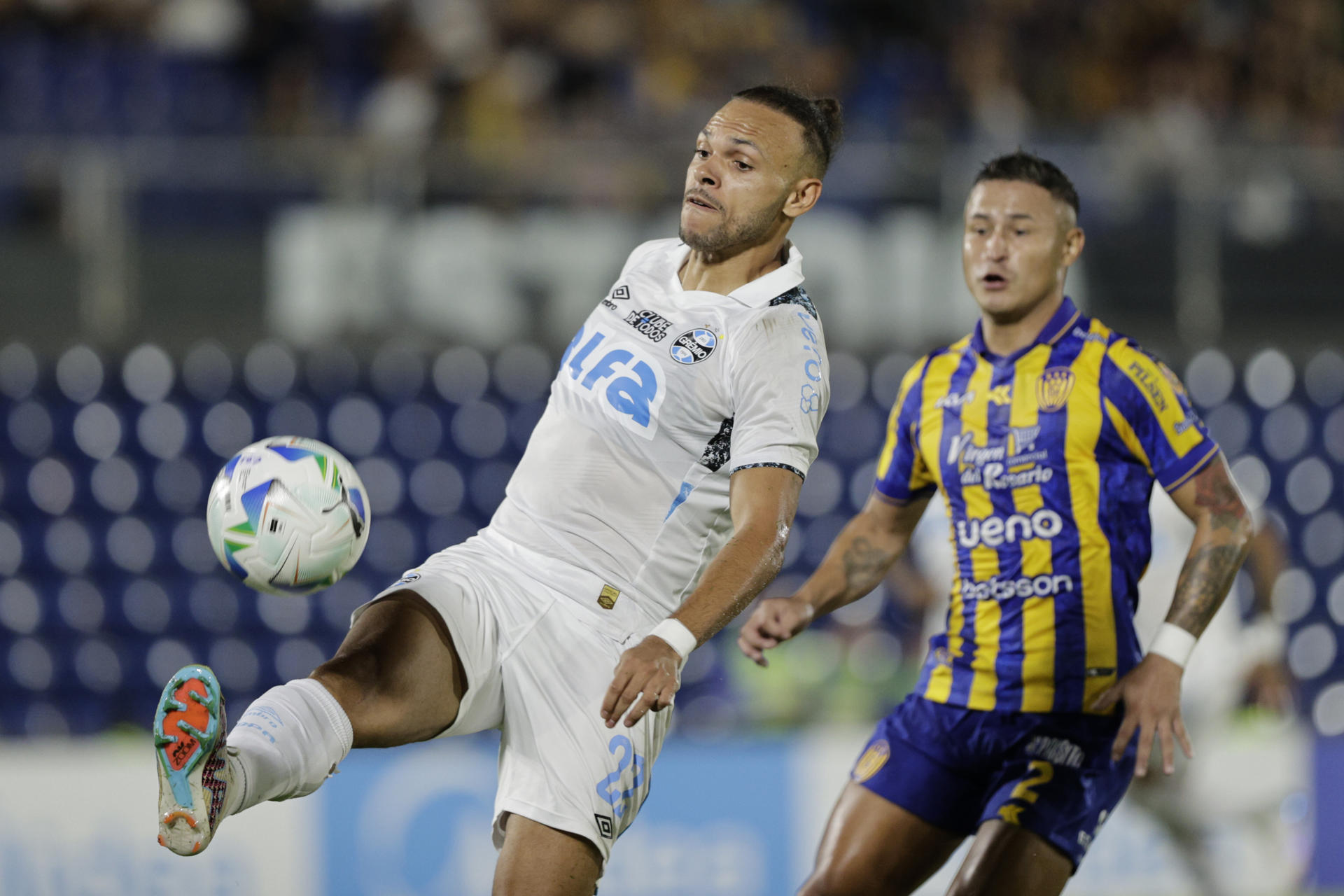 Rodi Ferreira (d) de Sportivo disputa un balón con Martin Braithwaite de Grêmio este miércoles, en un partido de la fase de grupos de la Copa Sudamericana. EFE/ Juan Pablo Pino