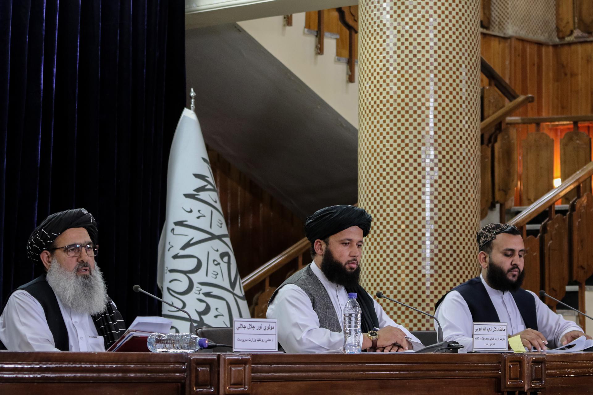 Noor Jalal Jalali (I), Ministro de Salud Pública de los talibanes, se sienta con Mohammad Naeemullah Ayubi, Director General de la Agencia Reguladora de Medicamentos y Productos Sanitarios y Sharafat Zaman Amarkhel, Portavoz del Ministerio de Salud PÃºblica durante una conferencia de prensa en Kabul, AfganistÃ¡n, el 30 de abril de 2025. Jalali acusÃ³ a las agencias de las Naciones Unidas de entregar ayuda de calidad inferior a AfganistÃ¡n, citando especÃficamente la importaciÃ³n por parte del Programa Mundial de Alimentos de 6.750 toneladas de alimentos inutilizables etiquetados como 'Super Cereal' y la provisiÃ³n por parte del Programa de las Naciones Unidas para el Desarrollo de 650 kits obsoletos de pruebas de tuberculosis. (Afganistán) EFE/EPA/SAMIULLAH POPAL