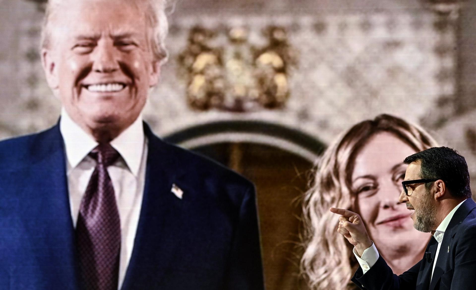 El líder del partido Lega de Italia, Vicepresidente del Consejo de Ministros y Ministro de Infraestructura y Transporte, Matteo Salvini (frente D), habla frente a una pantalla que muestra la imagen del Presidente de EE. UU. Donald Trump (I) y la Primera Ministra italiana Giorgia Meloni (D), para el programa de televisión italiano 'Cinque minuti' del canal Rai 1, en Roma, Italia, 07 de abril de 2025. (Italy, Rome) EFE/EPA/RICCARDO ANTIMIANI