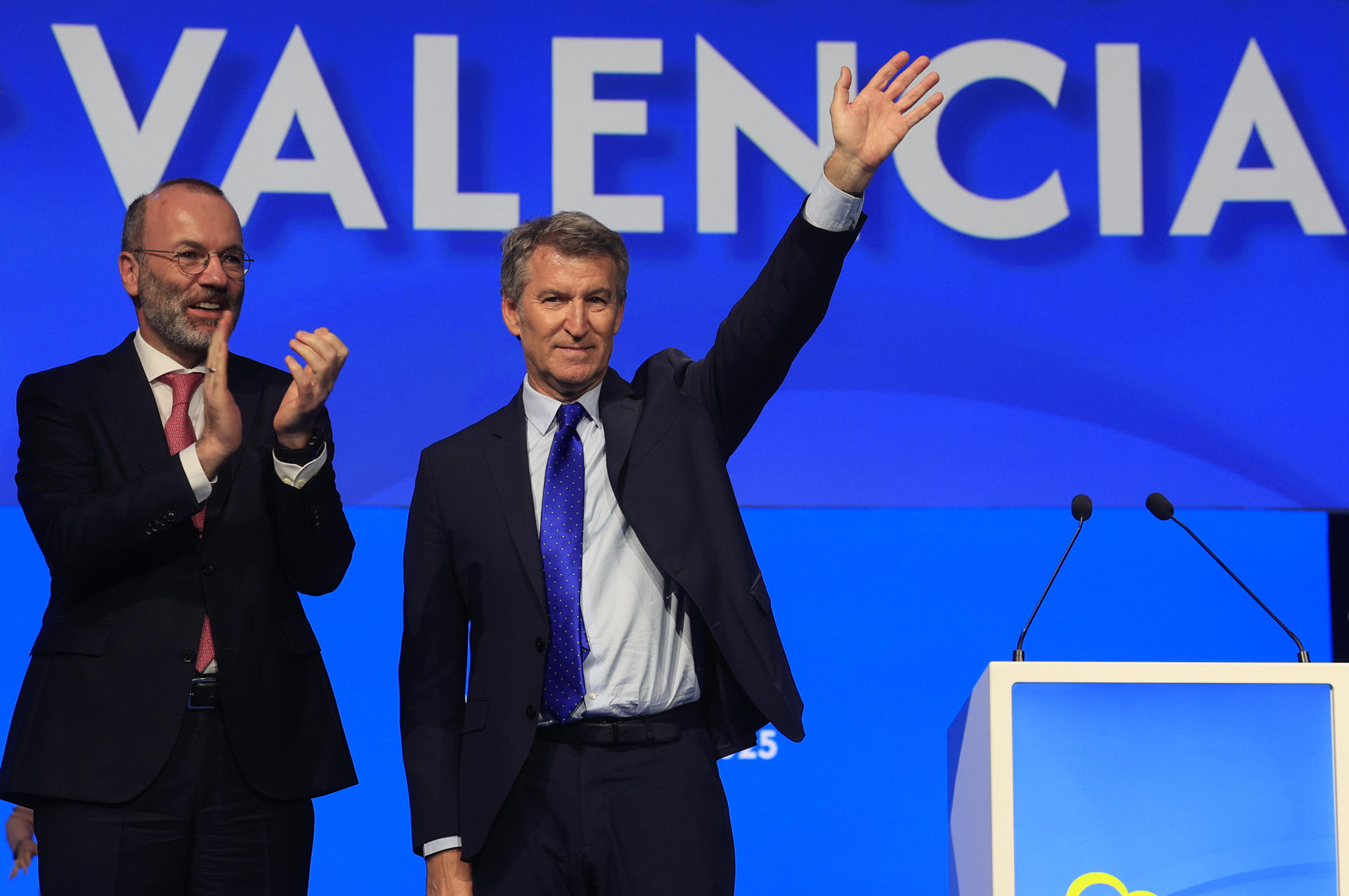 El presidente del Partido Popular, Alberto Núñez Feijóo, ty el presidente del Partido Popular Europeo, Manfred Weber (i), en el marco de la segunda jornada del congreso del Partido Popular Europeo en Valencia, este miércoles. EFE/ Kai Försteling