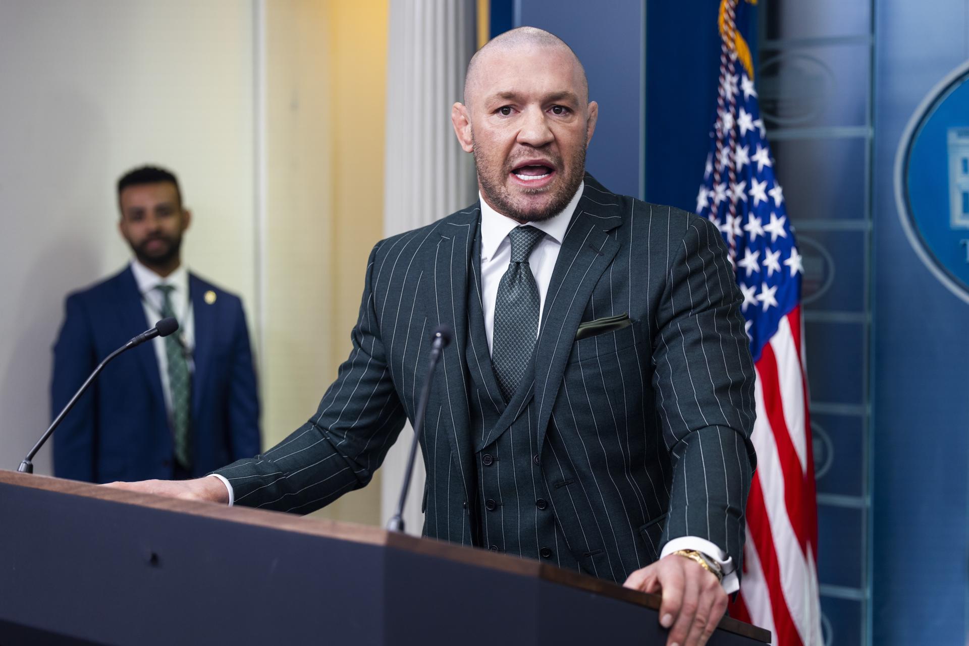 La estrella irlandesa de las artes marciales mixtas Conor McGregor habla con los medios en la sala de prensa de la Casa Blanca en Washington, DC, EE. UU., en una imagen del 17 de marzo de 2025. EFE/EPA/JIM LO SCALZO / POOL