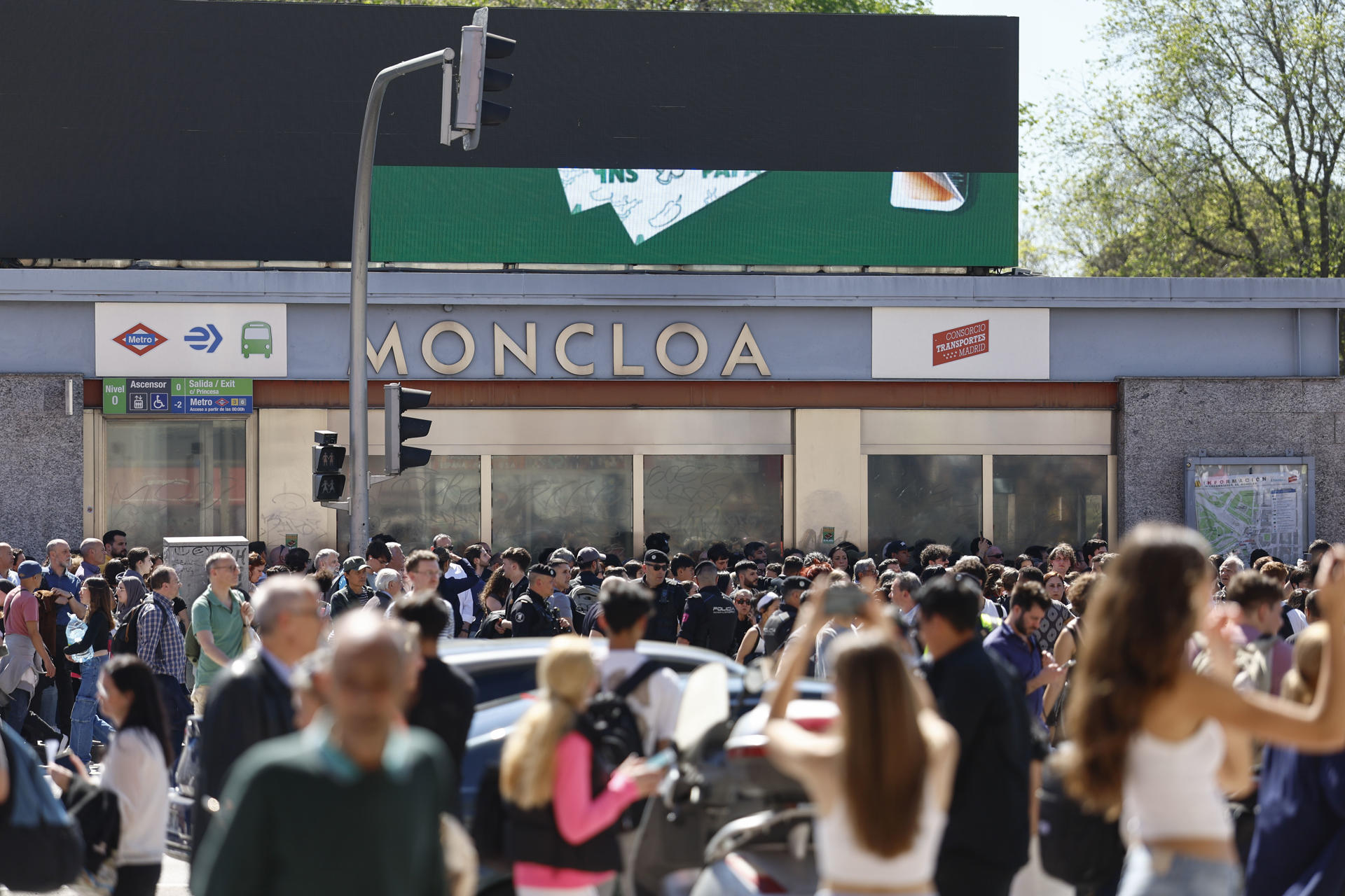 Aglomeraciones en el Intercambiador de Transportes de Moncloa de Madrid tras el apagón eléctrico de este lunes. EFE/ Rodrigo Jiménez