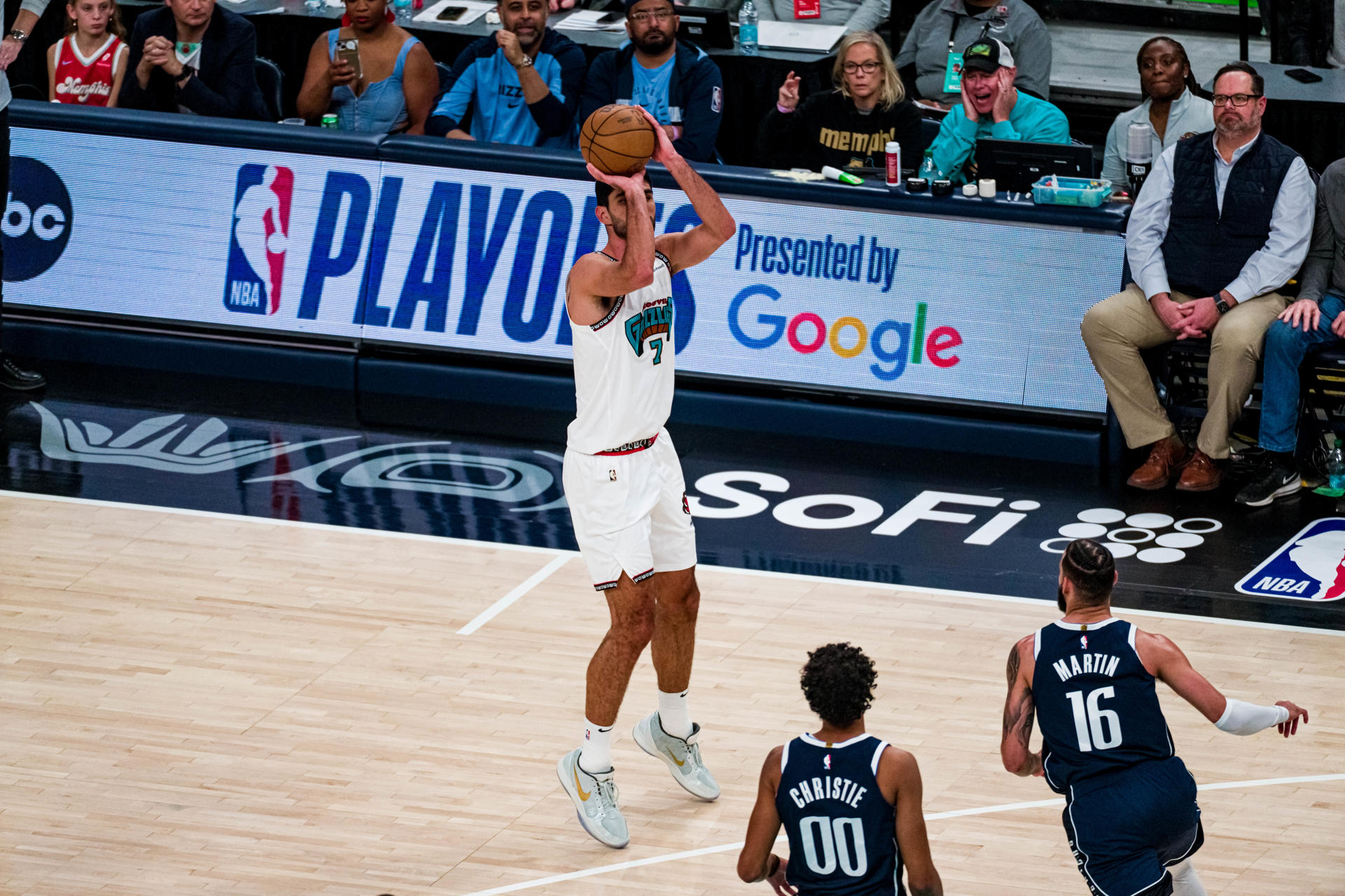 El español Santi Aldama, de Grizzlies, lanza un triple durante el partido contra Memphis Grizzlies. EFE/ Matthew A. Smith