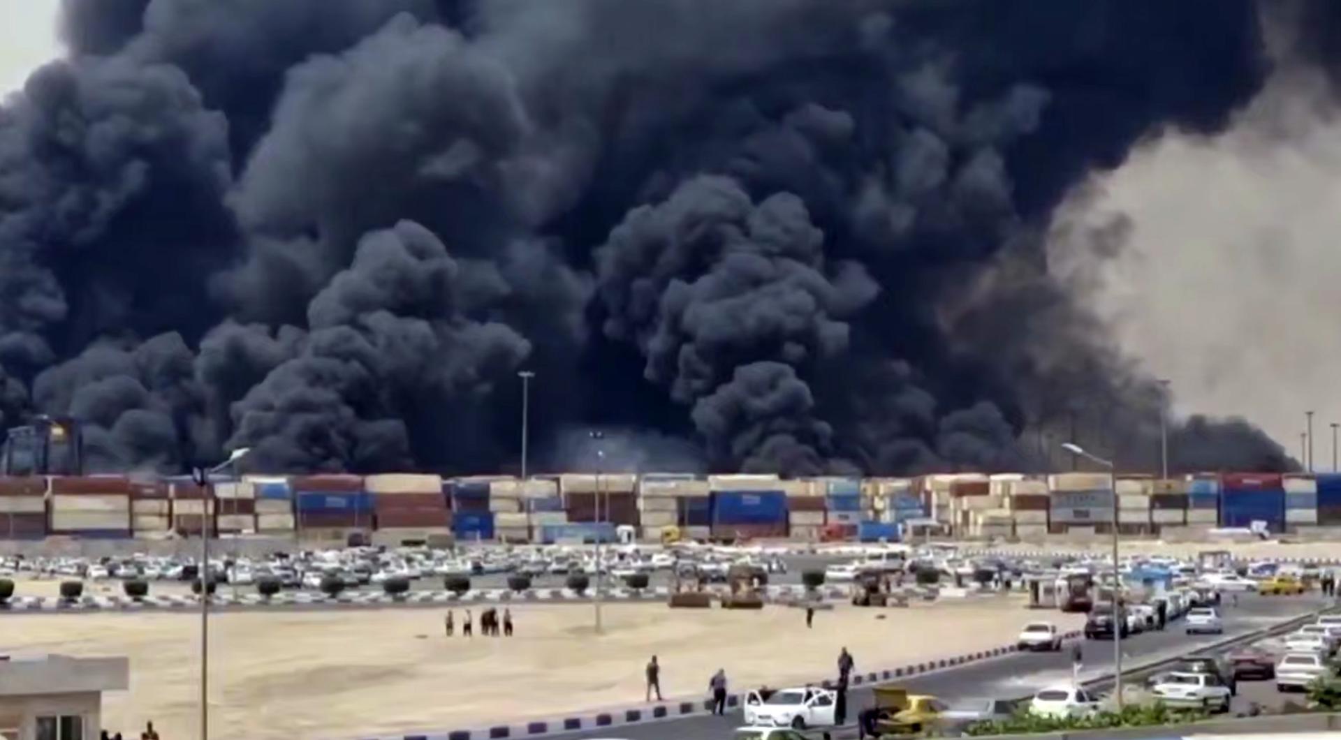 Imagen de un video difundido por el sitio web oficial de la televisión estatal iraní, Iran Broadcasting (IRIB), muestra humo ascendiendo en el puerto de Rajai, en la ciudad de Bandar Abbas, en el sur de Irán, el 26 de abril de 2025. FE/EPA/IRIB HANDOUT -- MANDATORY CREDIT -- BEST QUALITY AVAILABLE -- HANDOUT EDITORIAL USE ONLY/NO SALES