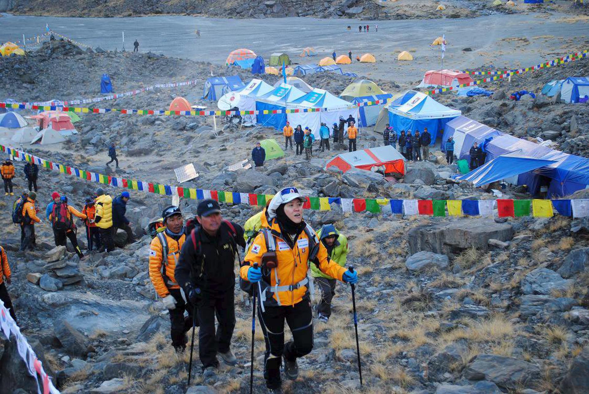 Una expedición inicia su ascenso al Annapurna, en Nepal. EFE/ho SÓLO USO EDITORIAL.