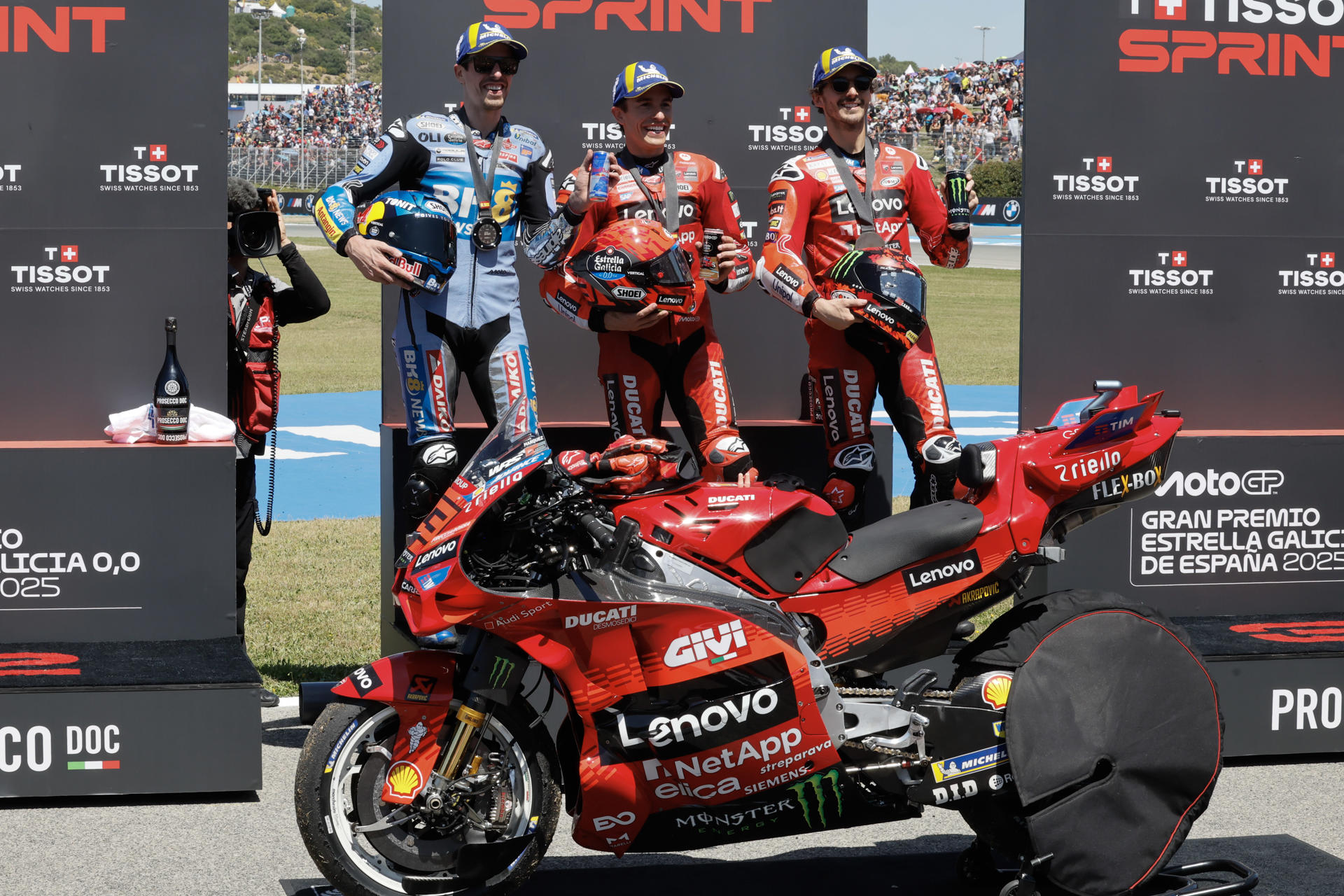 Los pilotos Marc Márquez (Ducati Desmosedici GP25) (c), Alex Márquez (Ducati Desmosedici GP24)  (i) y el italiano Francesco 'Pecco' Bagnaia (Ducati Desmosedici GP25) tras quedar en primera, segunda y tercera posición, en la carrera al 'sprint' del Gran Premio de España de MotoGP en el circuito 'Ángel Nieto' de Jerez de la Frontera. EFE/ Jose Manuel Vidal