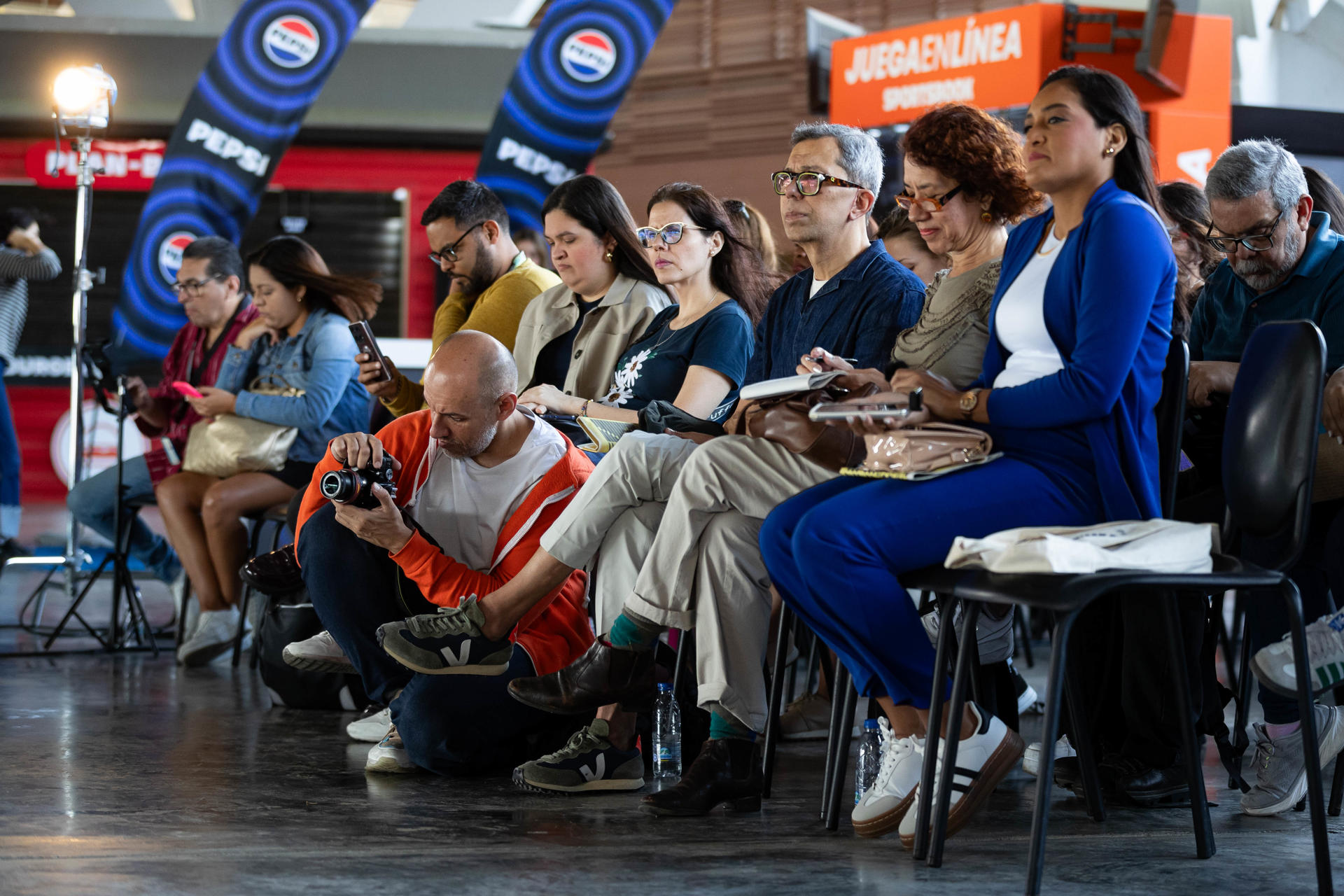 Personas asisten a una rueda de prensa este jueves, en Caracas (Venezuela). EFE/ Ronald Peña