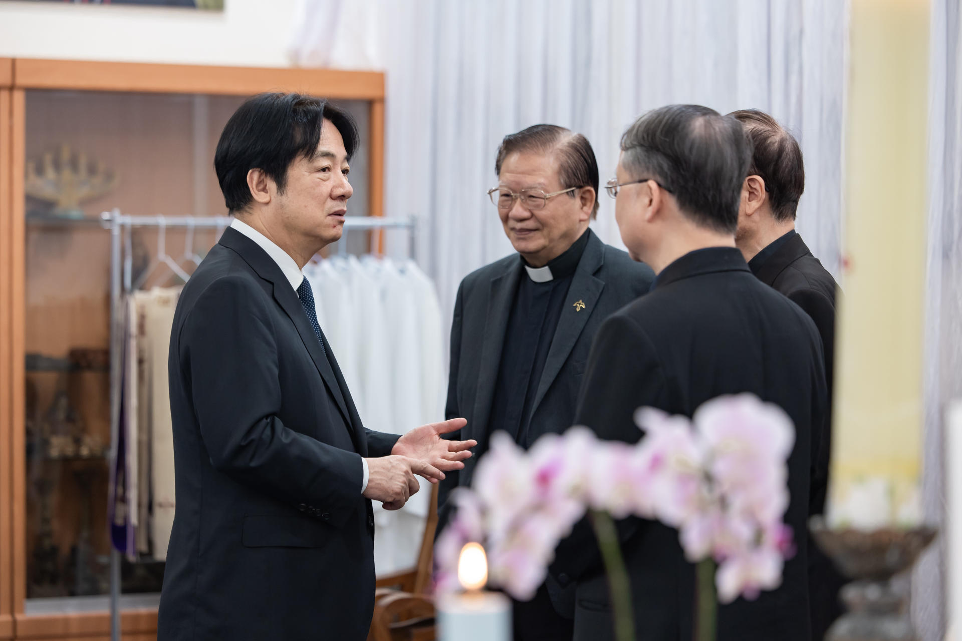 El presidente taiwanés, William Lai (i), participa en un homenaje al papa Francisco en la archidiócesis católica de Taipéi. El Ministerio de Asuntos Exteriores de Taiwán está haciendo "lo posible" para que el presidente isleño, William Lai, pueda asistir al funeral del papa Francisco, previsto para el próximo sábado, aseguró este miércoles el vicecanciller taiwanés François Chih-chung Wu. La Ciudad del Vaticano es uno de los doce Estados -el único europeo- que mantiene relaciones diplomáticas con Taiwán, una isla gobernada de forma autónoma desde 1949 bajo el nombre de la República de China y considerada por las autoridades de Pekín como una "provincia rebelde". EFE/ Liu Shu Fu/oficina Presidencial De Taiwán SOLO USO EDITORIAL/SOLO DISPONIBLE PARA ILUSTRAR LA NOTICIA QUE ACOMPAÑA (CRÉDITO OBLIGATORIO)