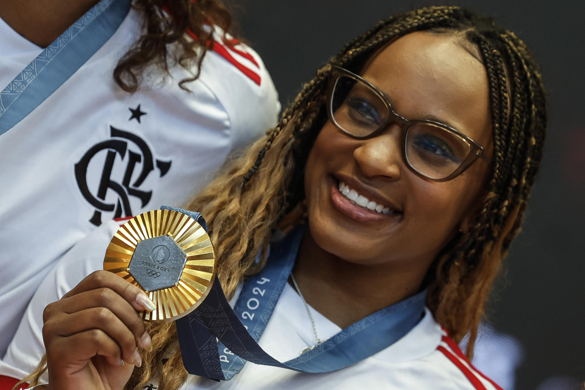 La gimnasta brasileña Rebeca Andrade posa con su medalla de oro olímpica, durante el homenaje que le brindó el Club Flamengo. EFE/ Antonio Lacerda