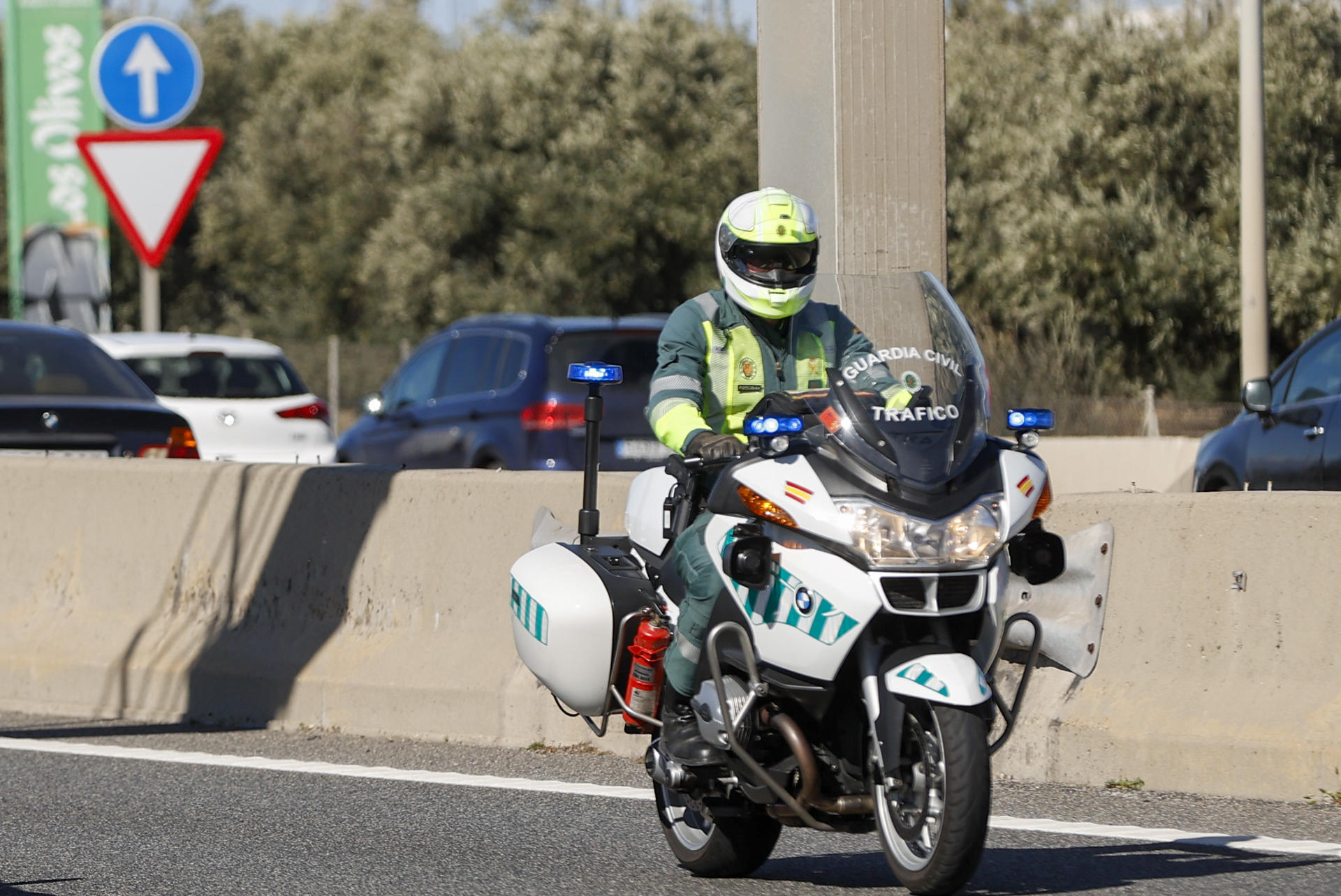 Una agente de la Guardia Civil de Tráfico circula en moto en el kilómetro 13 de la A-4 en Madrid. EFE/ Mariscal