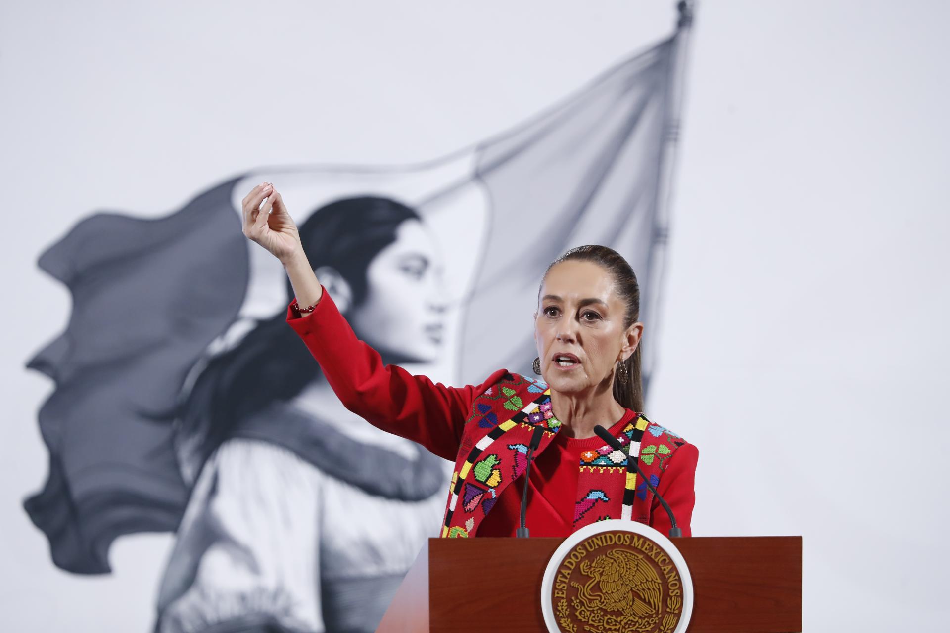 La presidenta de México, Claudia Sheinbaum habla este viernes, durante una rueda de prensa en Palacio Nacional de la Ciudad de México (México). EFE/ Mario Guzmán