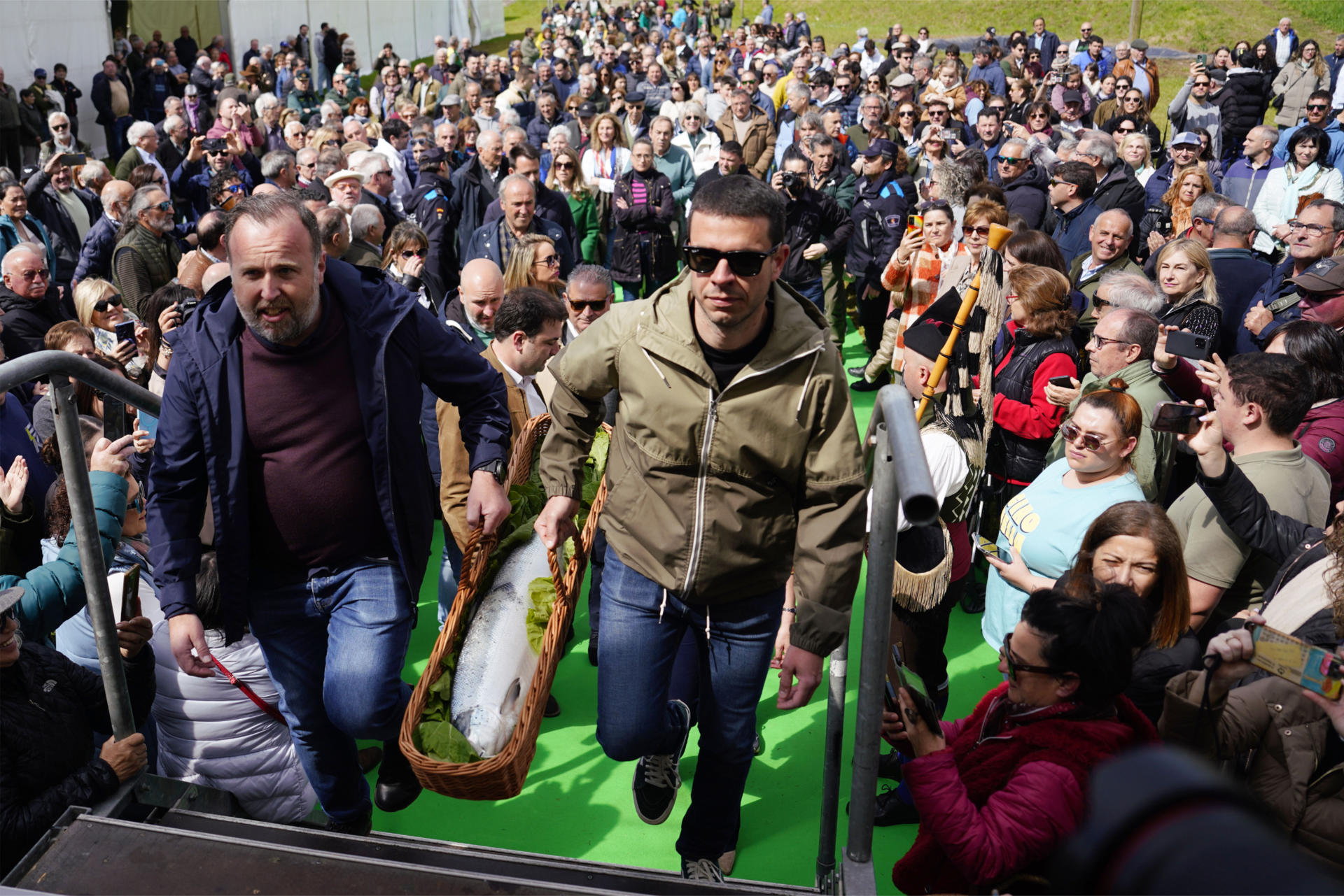 El praviano Javier Bueno Martínez (c) a su llegada a la subasta del campanu que sacó el jueves en una zona libre de Puente Quinzanas del río Narcea, en el concejo de Pravia. EFE/Paco Paredes