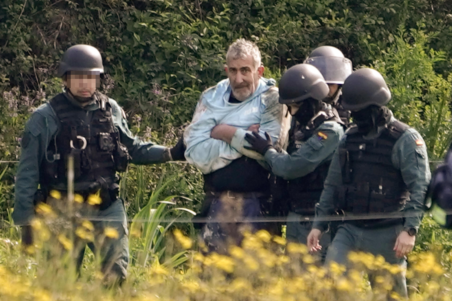 Momento en el que este miércoles abandona el apero el hombre de 59 años que permanecía atrincherado desde última hora de la tarde de este martes, con una garrafa de gasolina, en el interior de una caseta de aperos en el concejo asturiano de Grado y amenazaba con quemarse si no era escuchado por el alcalde. EFE/Paco Paredes